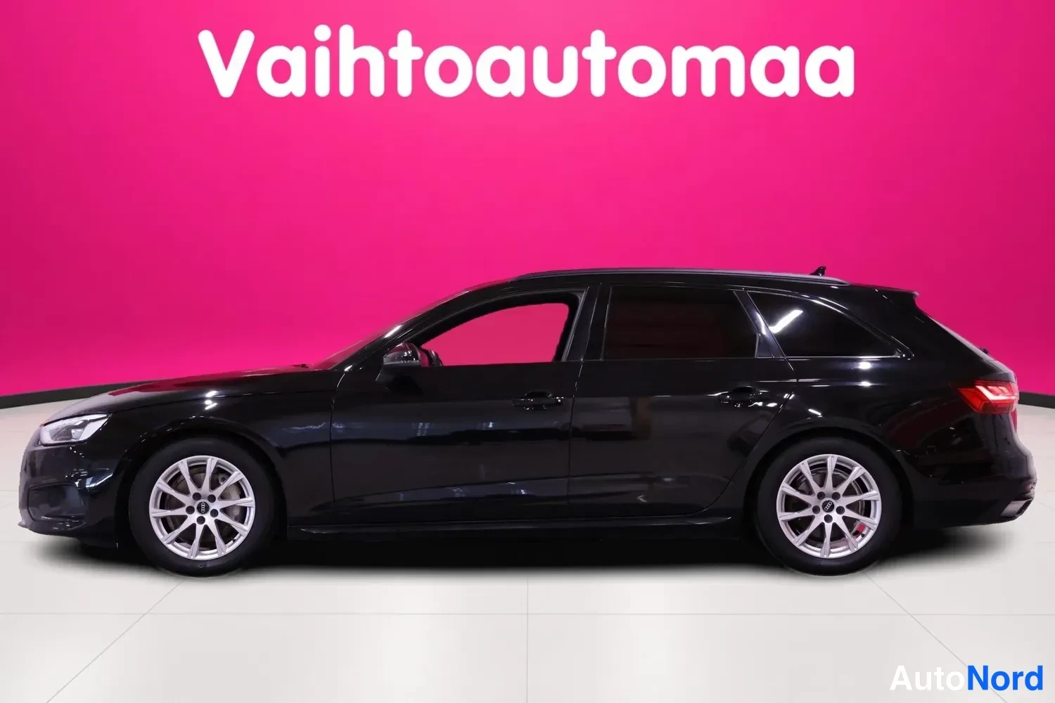 Musta Audi A4 Avant 2021, sivulta, kuva 4
