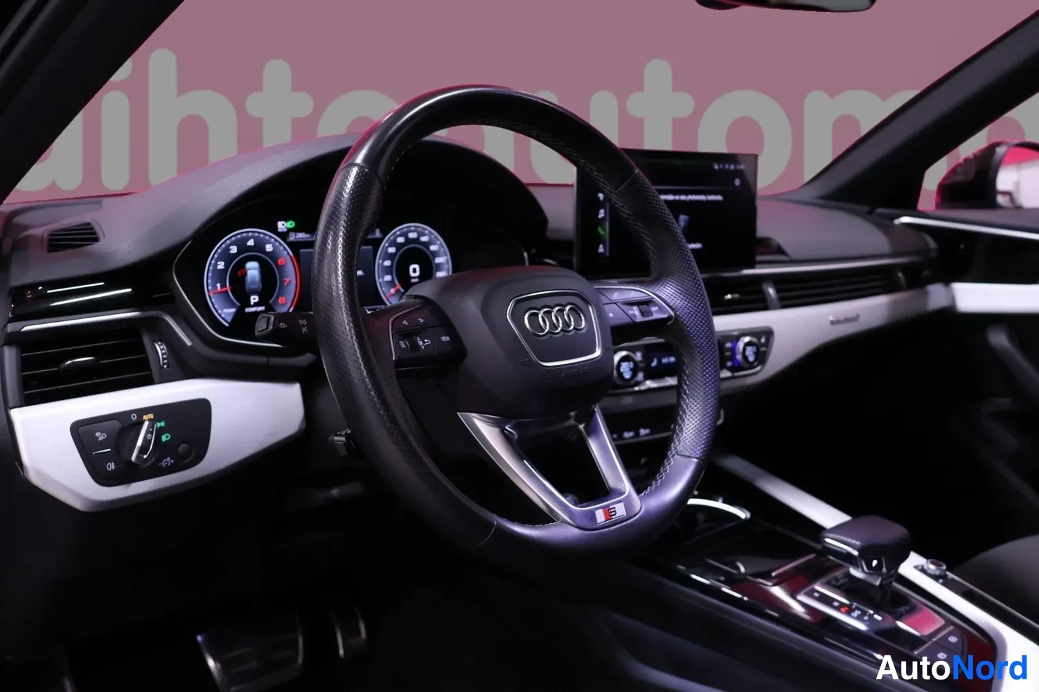 Musta Audi A4 Avant 2021, ohjaamo, kuva 7
