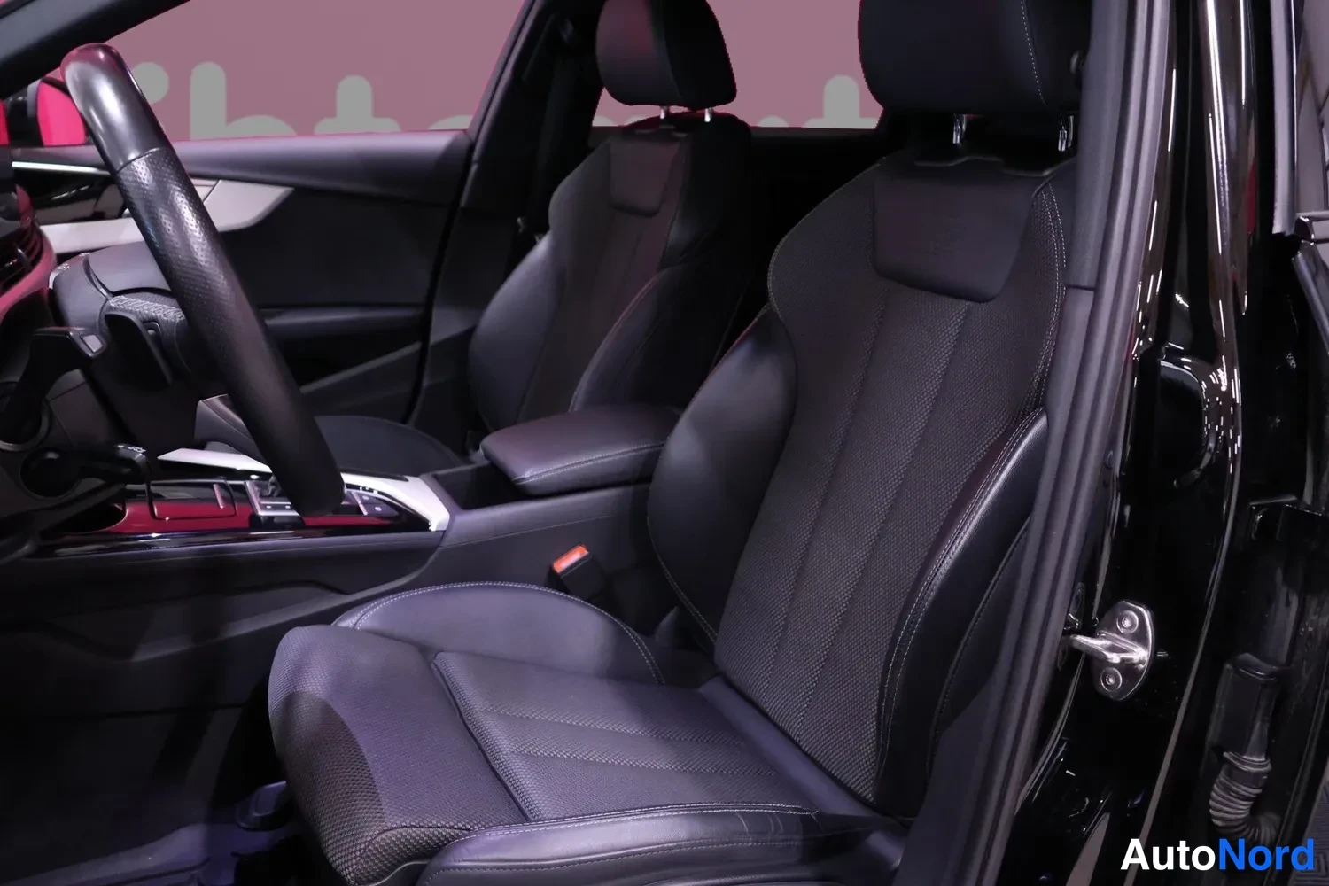 Musta Audi A4 Avant 2021, etuistuimet, kuva 9