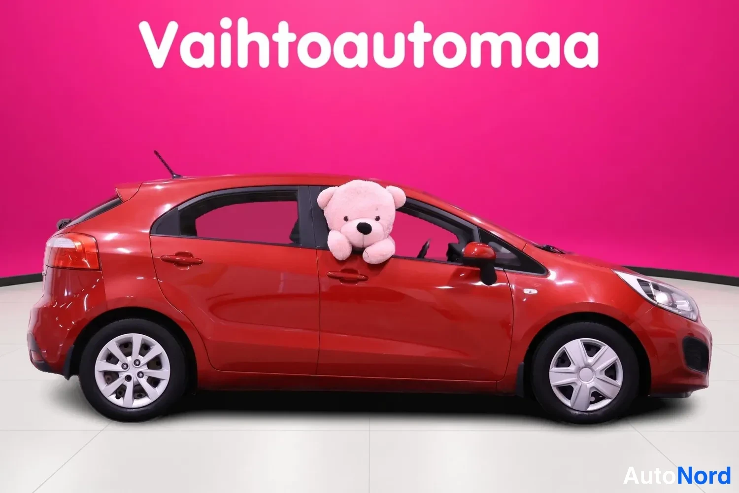 Punainen Kia Rio 2013, etuviisto, keula oikealle, kuva 4