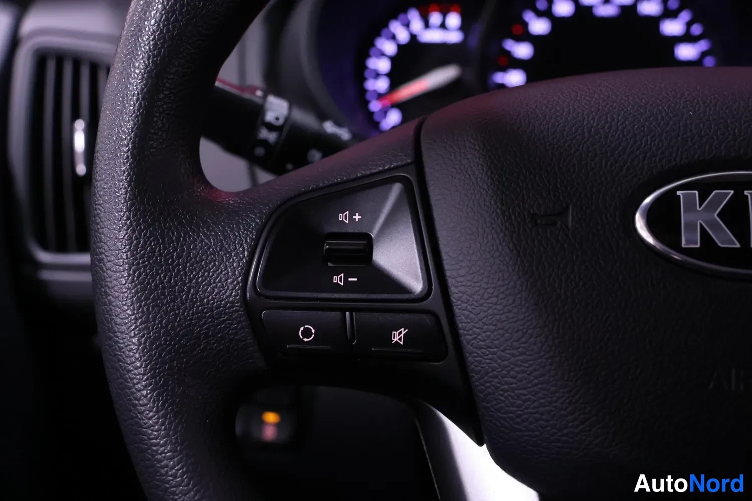Punainen Kia Rio 2013, yksityiskohta, kuva 12