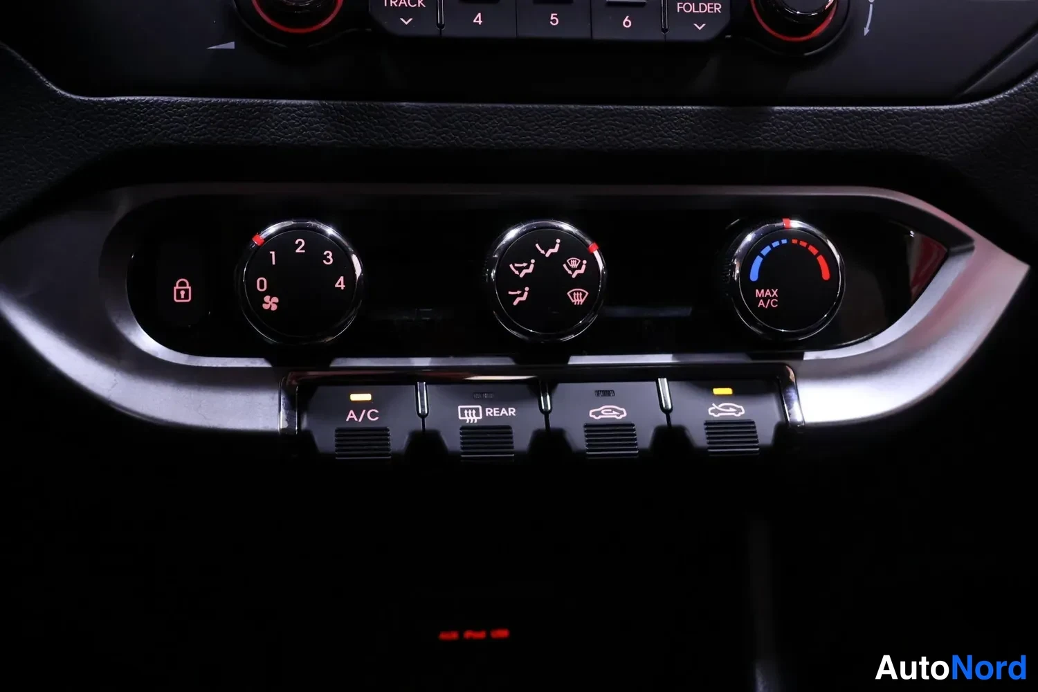 Punainen Kia Rio 2013, yksityiskohta, kuva 16
