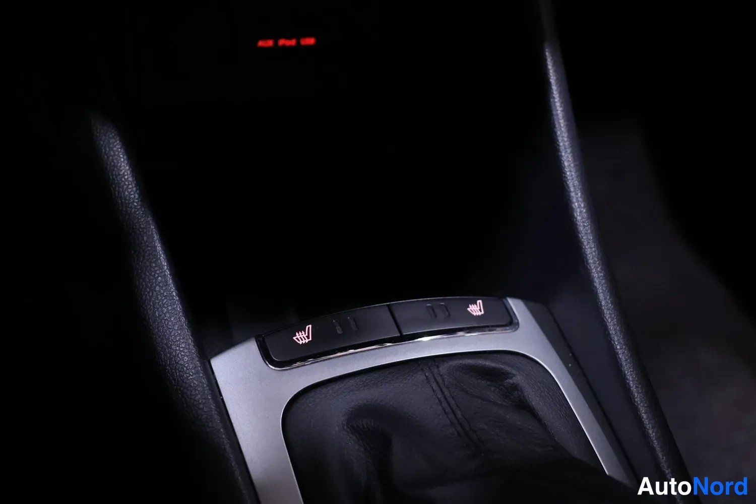 Punainen Kia Rio 2013, yksityiskohta, kuva 17