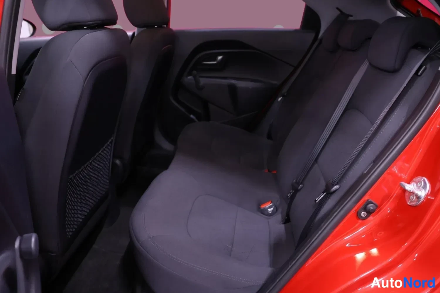 Punainen Kia Rio 2013, takaistuimet, kuva 10