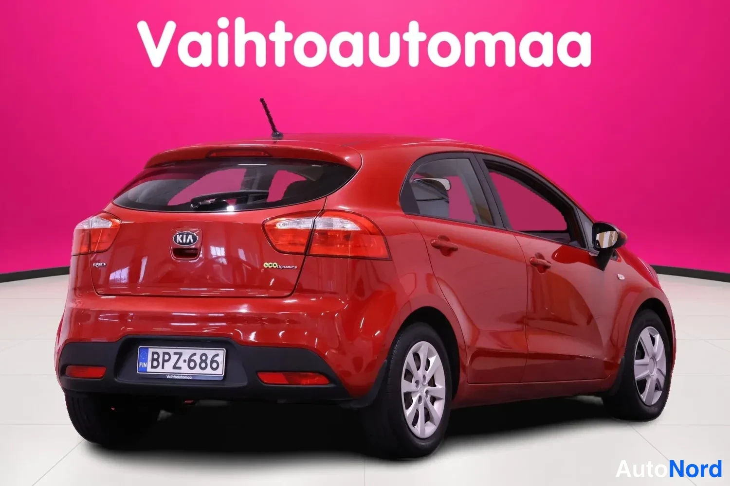 Punainen Kia Rio 2013, takaviisto, kuva 5