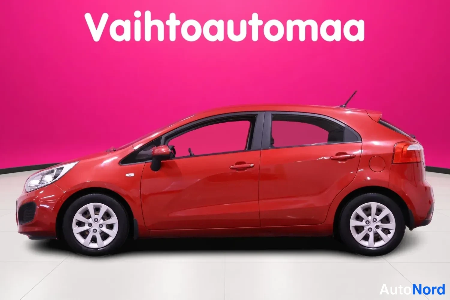 Punainen Kia Rio 2013, etuviisto, keula vasemmalle, kuva 2