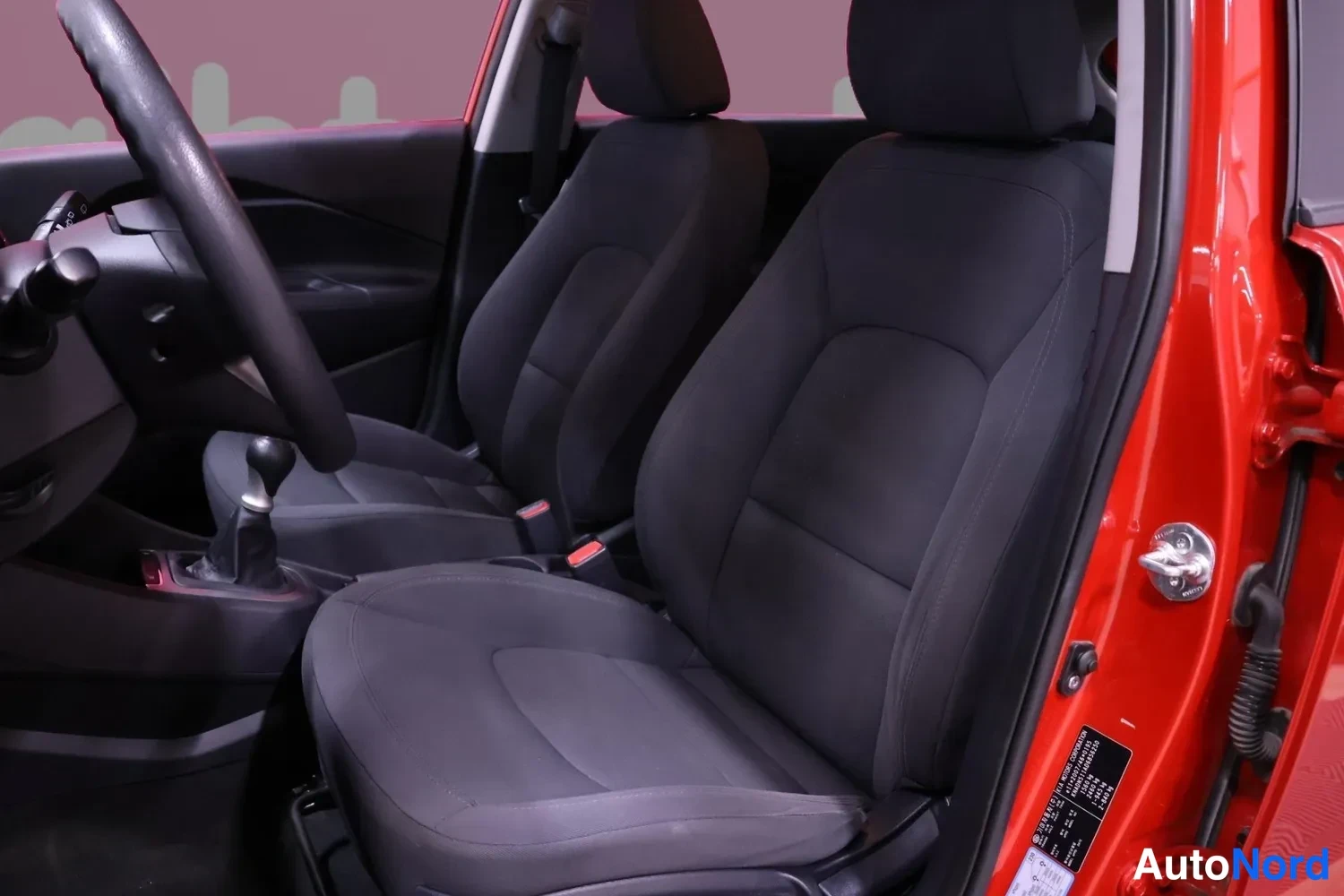 Punainen Kia Rio 2013, etuistuimet, kuva 9