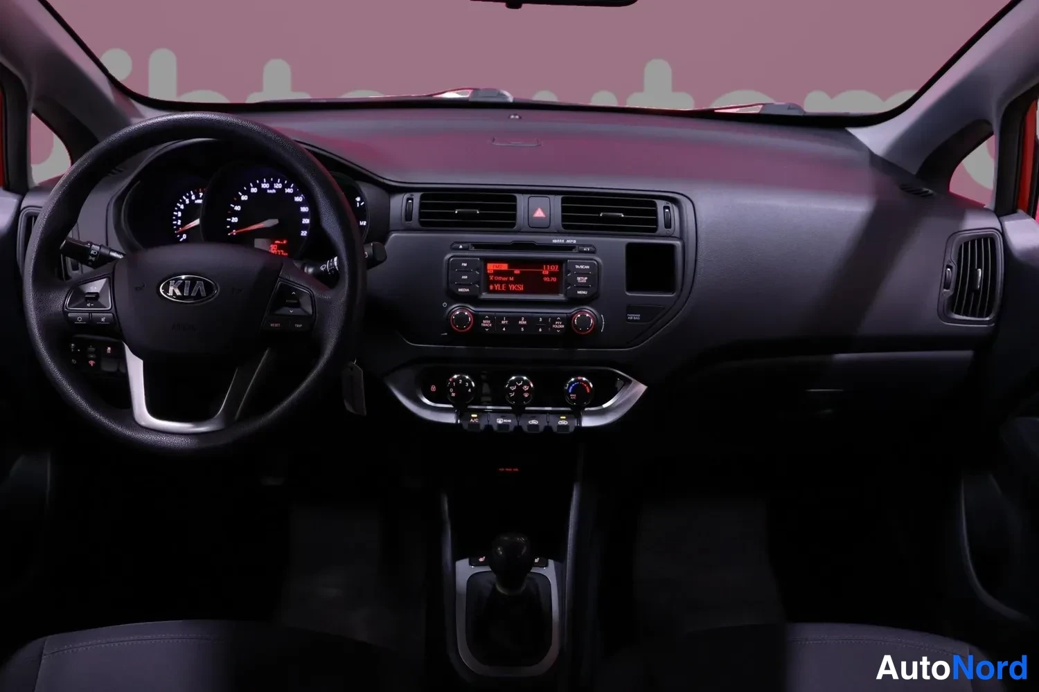 Punainen Kia Rio 2013, ohjaamo, kuva 7