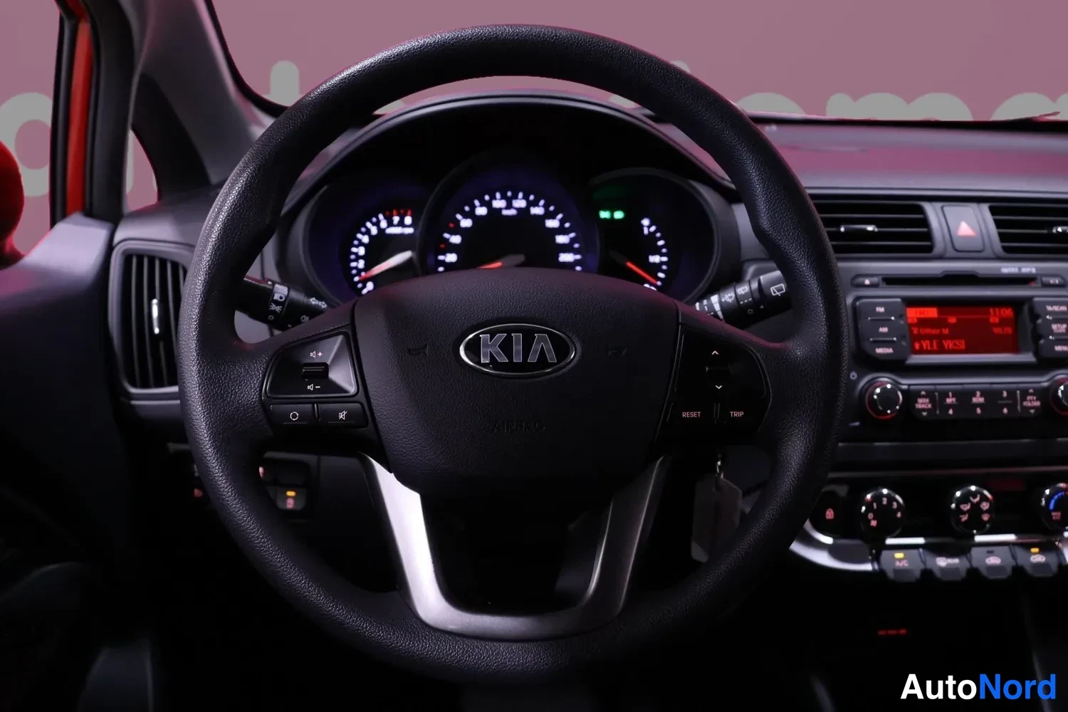 Punainen Kia Rio 2013, yksityiskohta, kuva 11