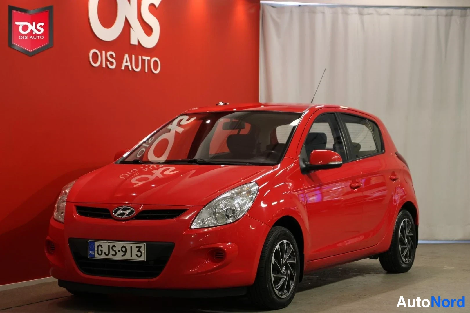Punainen Hyundai i20 2011, etuviisto, keula vasemmalle, kuva 2