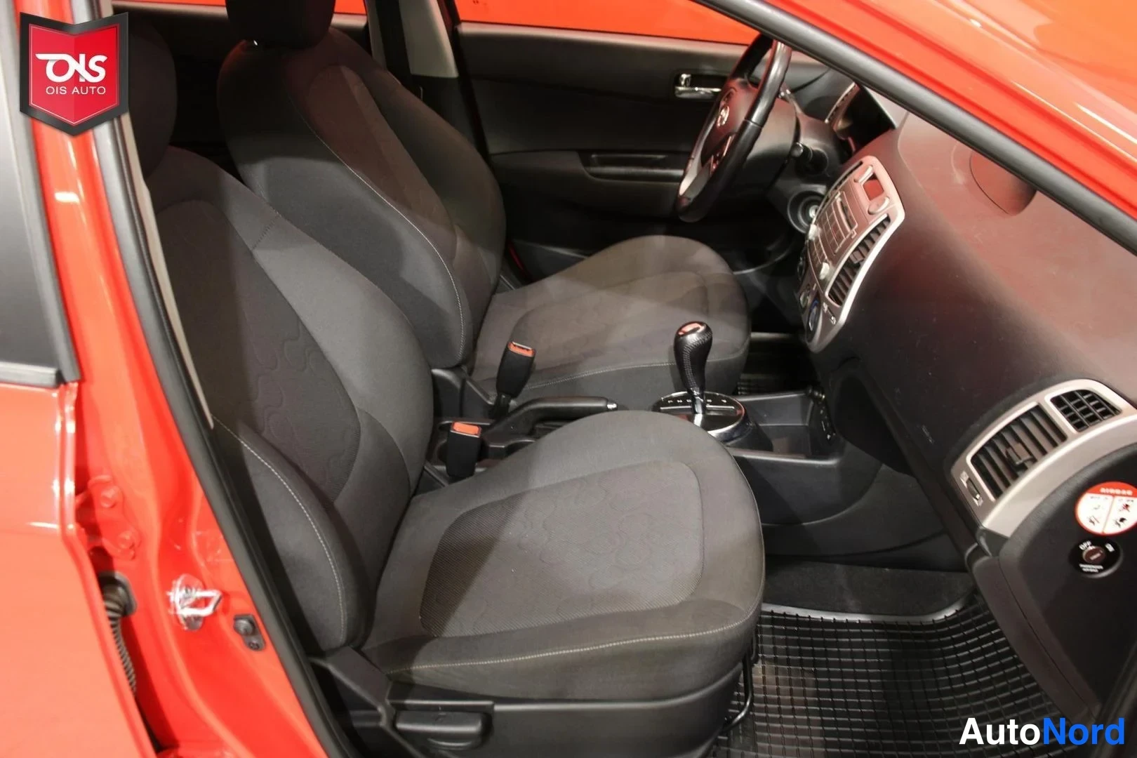Punainen Hyundai i20 2011, etuistuimet, kuva 11
