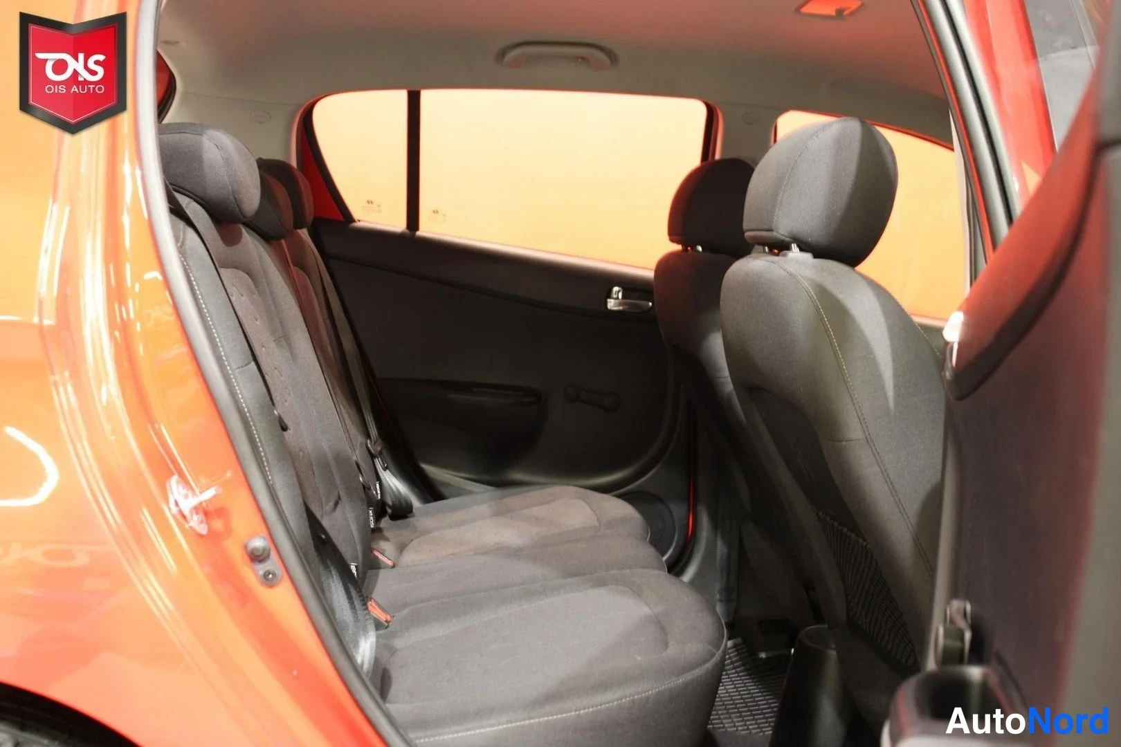 Punainen Hyundai i20 2011, takaistuimet, kuva 13