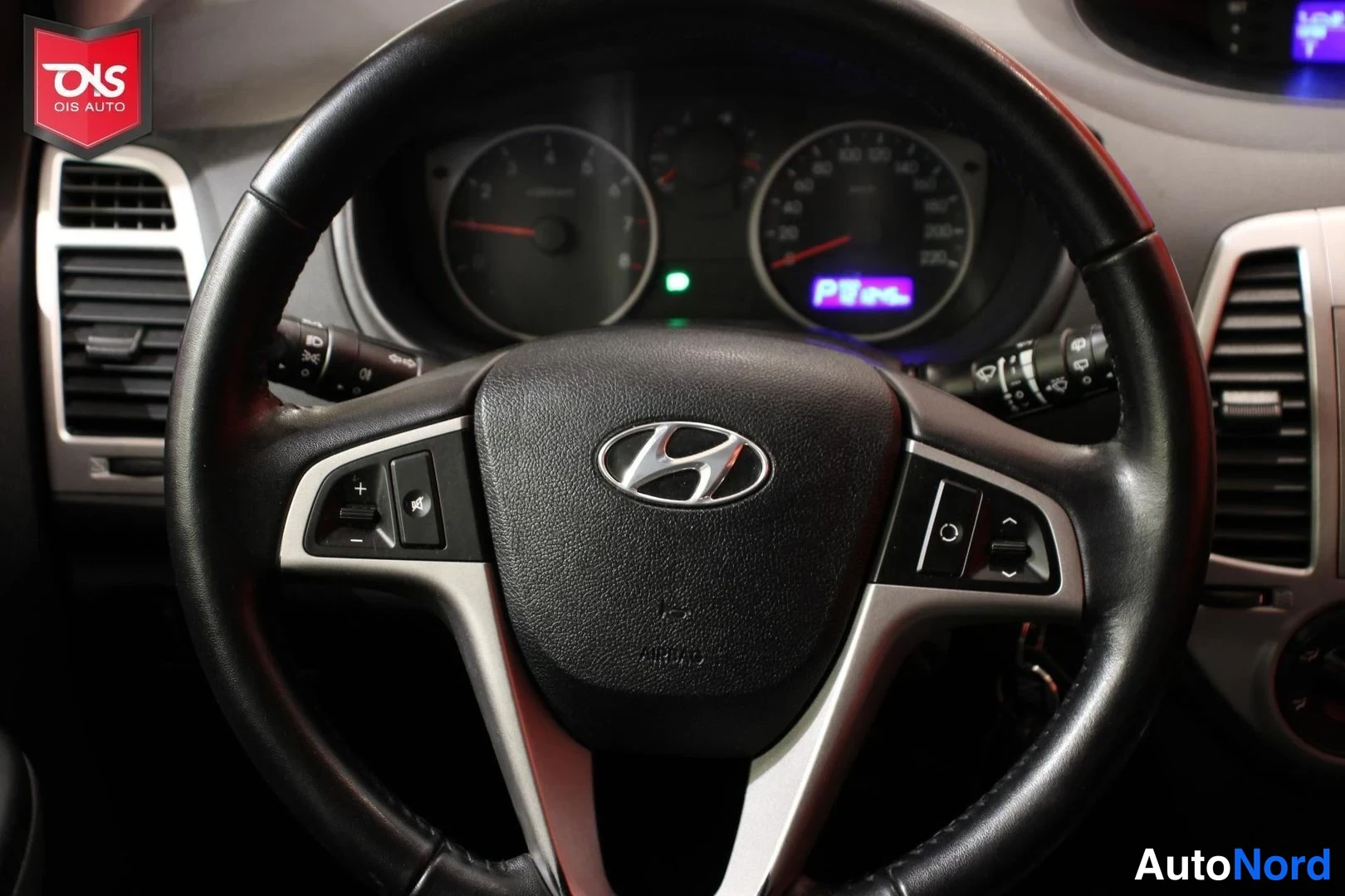 Punainen Hyundai i20 2011, yksityiskohta, kuva 15