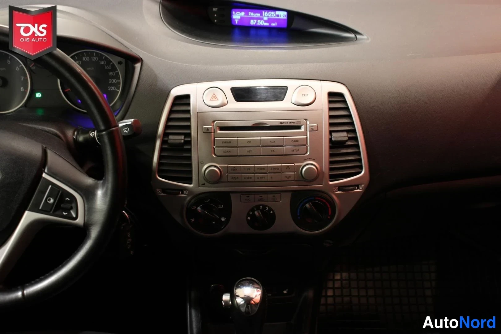 Punainen Hyundai i20 2011, ohjaamo, kuva 9