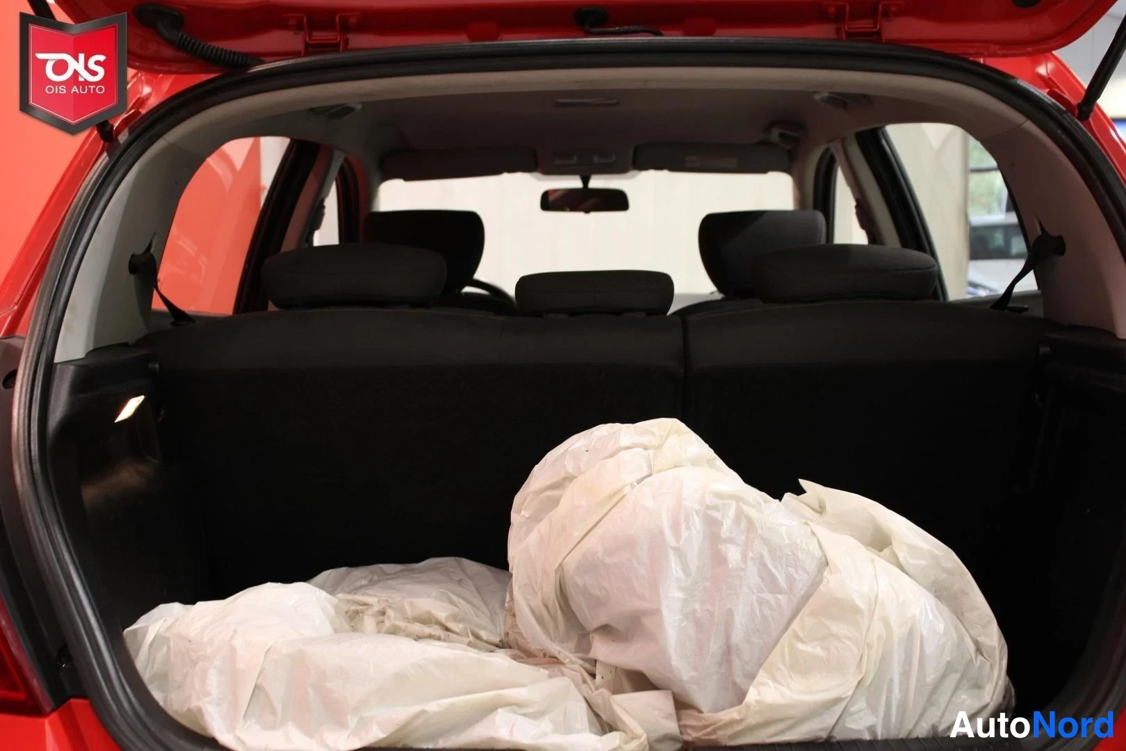 Punainen Hyundai i20 2011, tavaratila, kuva 14