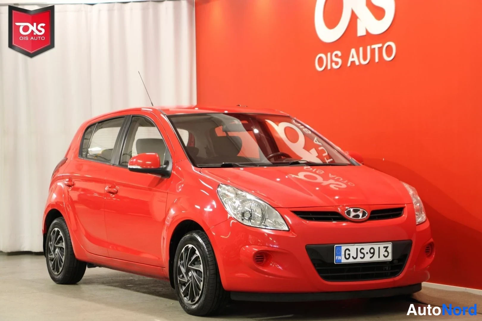 Punainen Hyundai i20 2011, etuviisto, keula vasemmalle, kuva 3