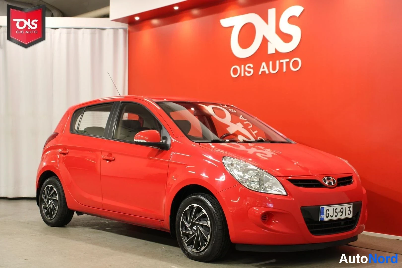 Punainen Hyundai i20 2011, etuviisto, keula vasemmalle, kuva 4