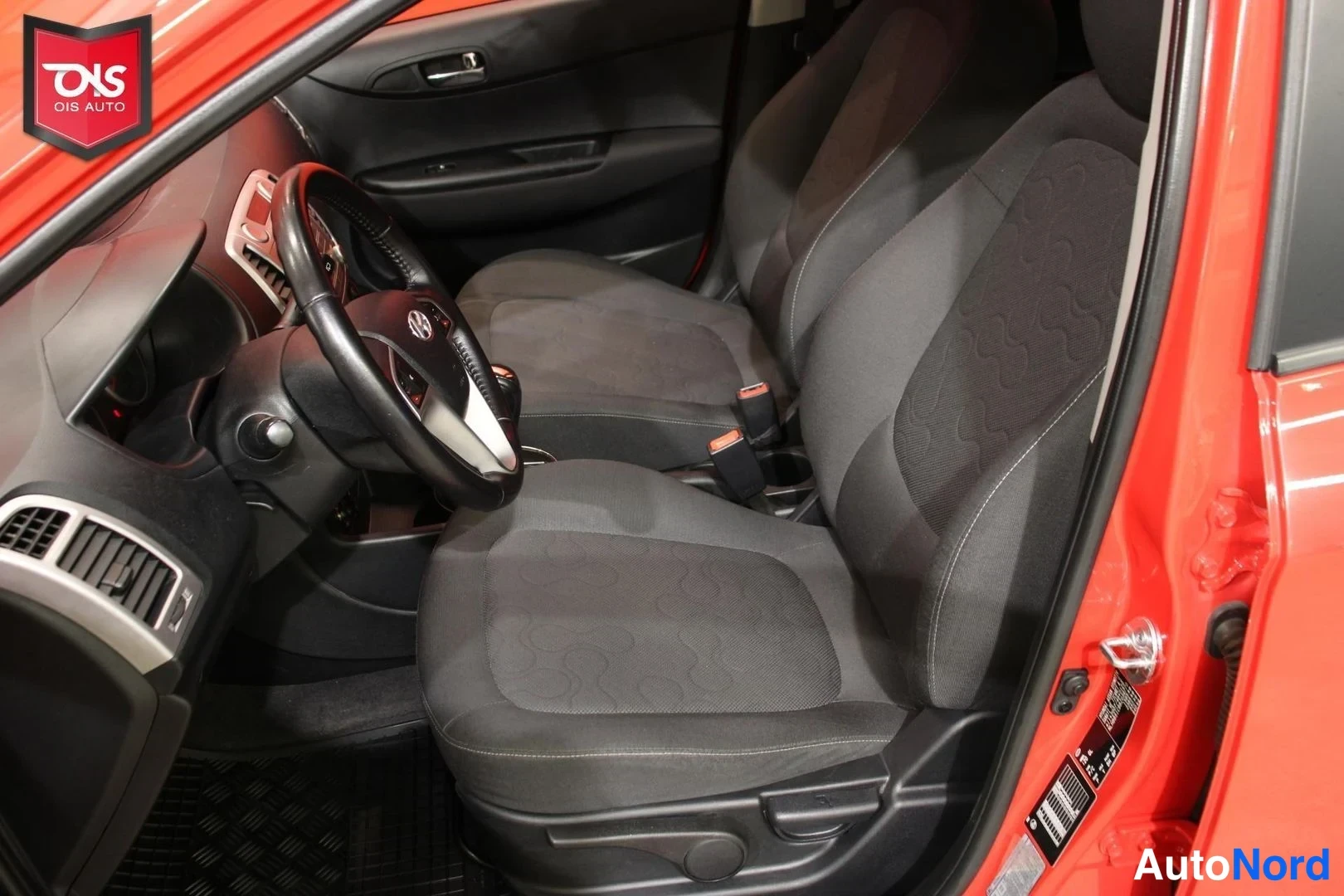 Punainen Hyundai i20 2011, etuistuimet, kuva 10