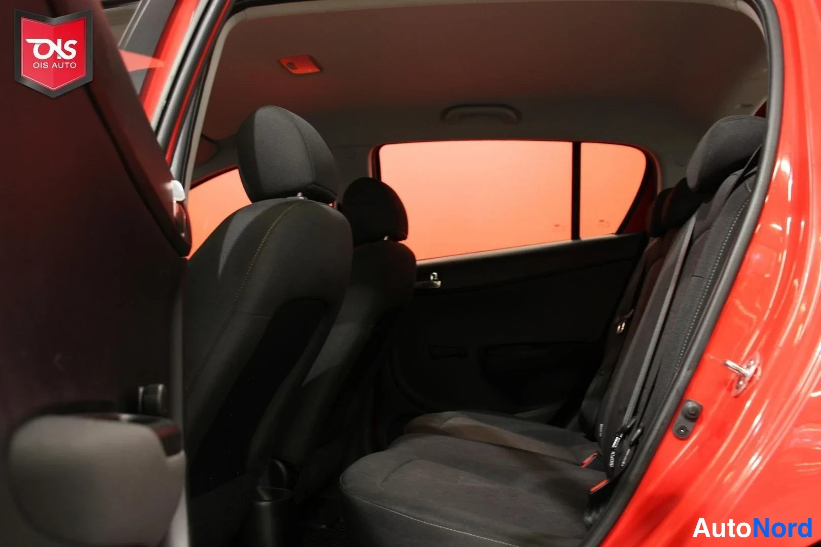 Punainen Hyundai i20 2011, takaistuimet, kuva 12