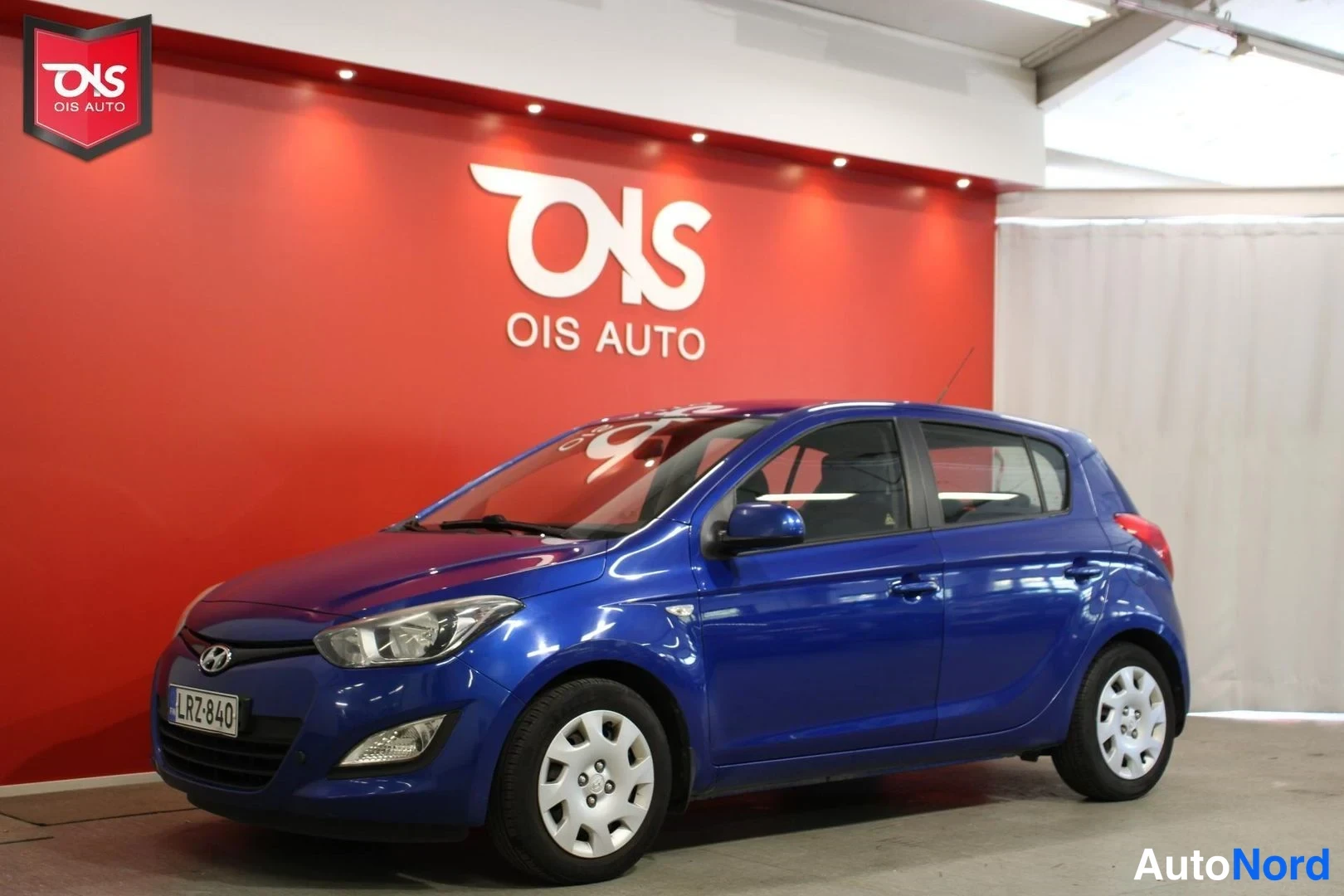 Sininen Hyundai i20 2013, etuviisto, keula vasemmalle, kuva 2