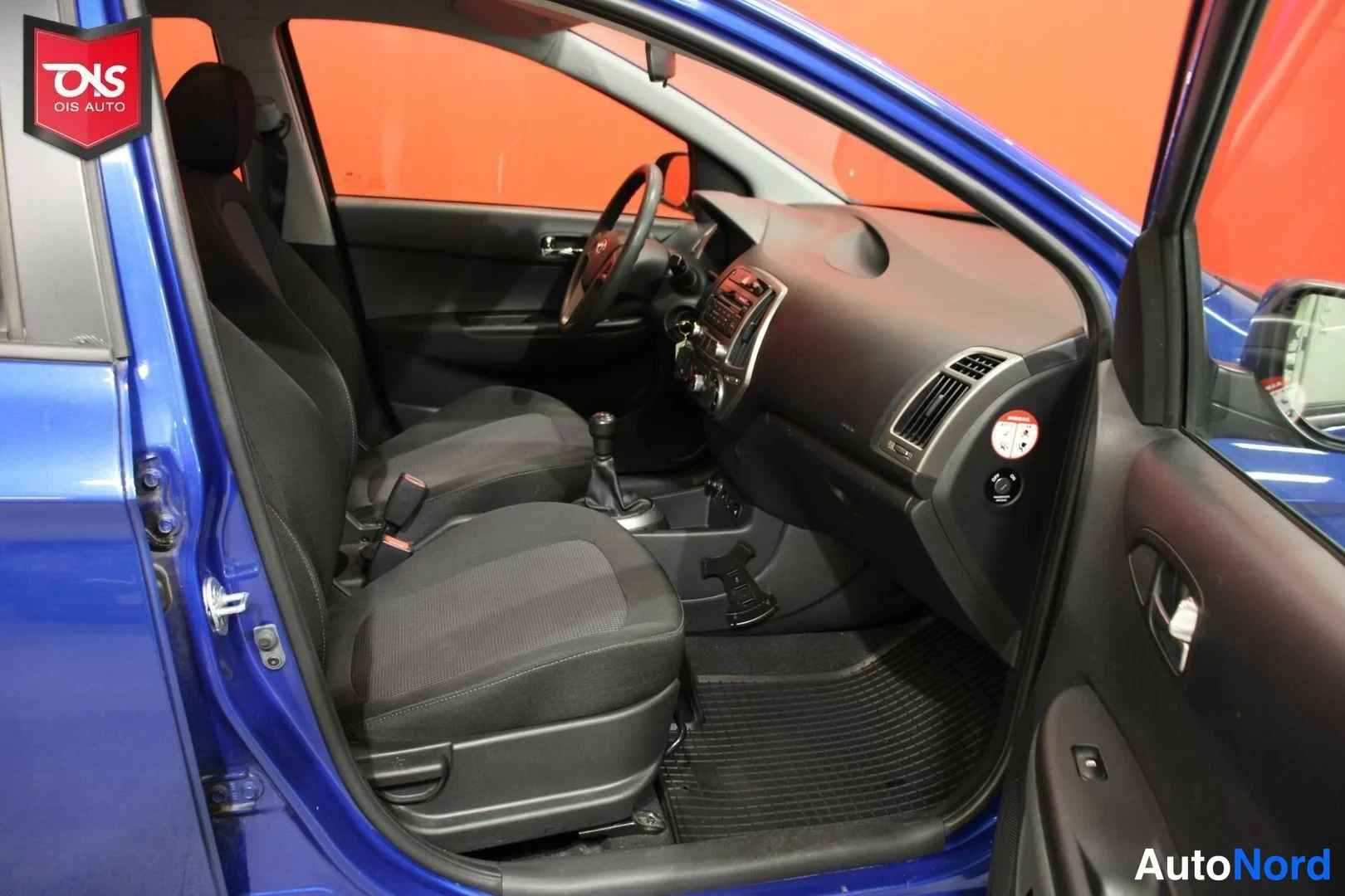 Sininen Hyundai i20 2013, ohjaamo, kuva 10