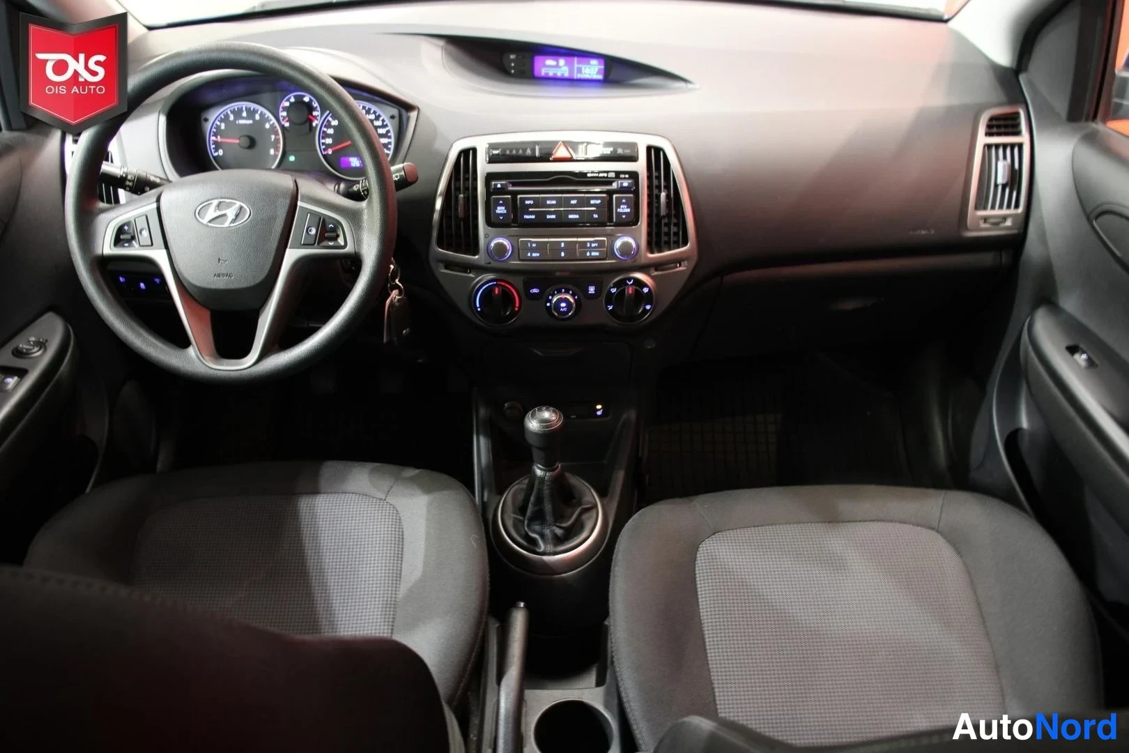 Sininen Hyundai i20 2013, ohjaamo, kuva 11