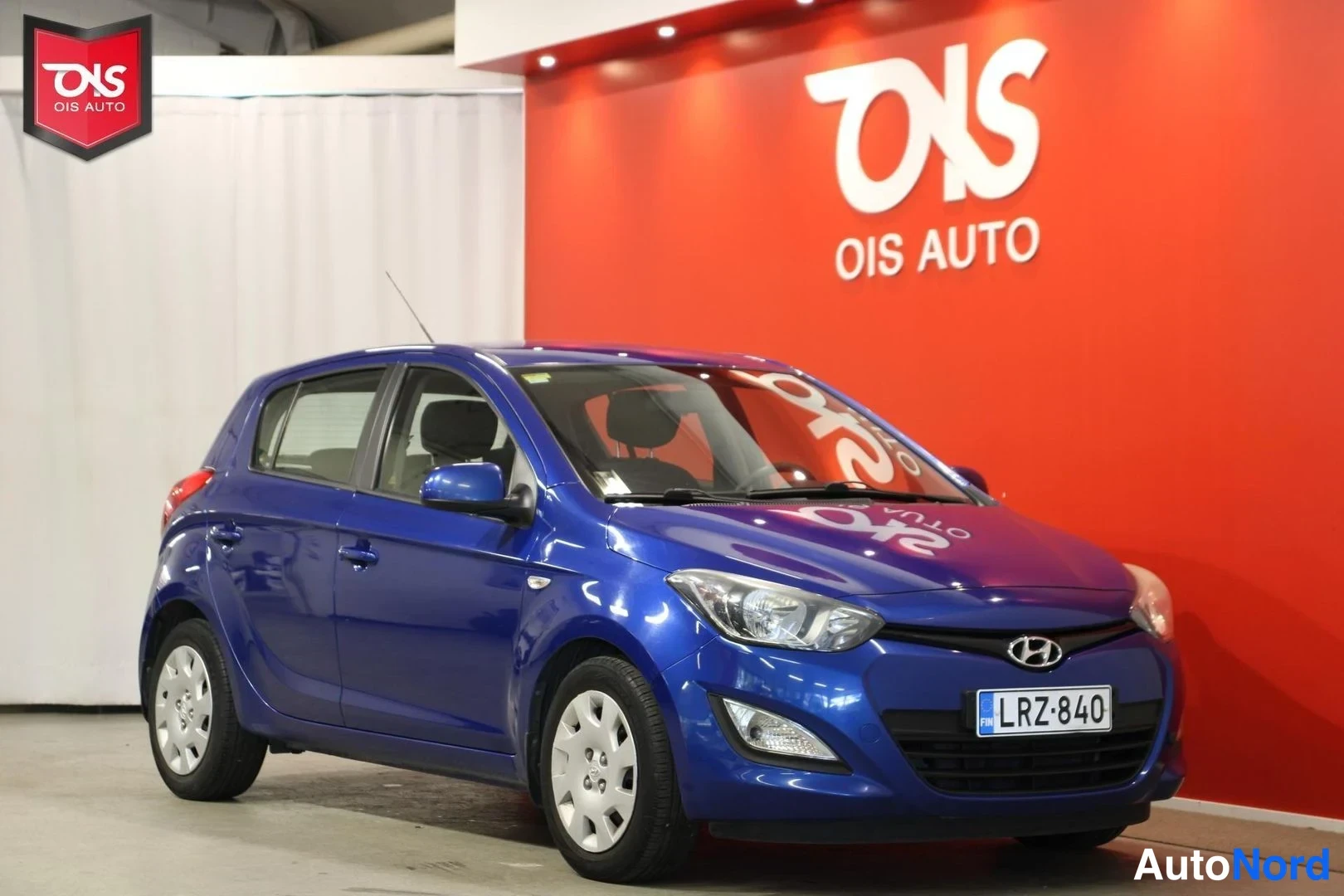 Sininen Hyundai i20 2013, etuviisto, keula oikealle, kuva 3