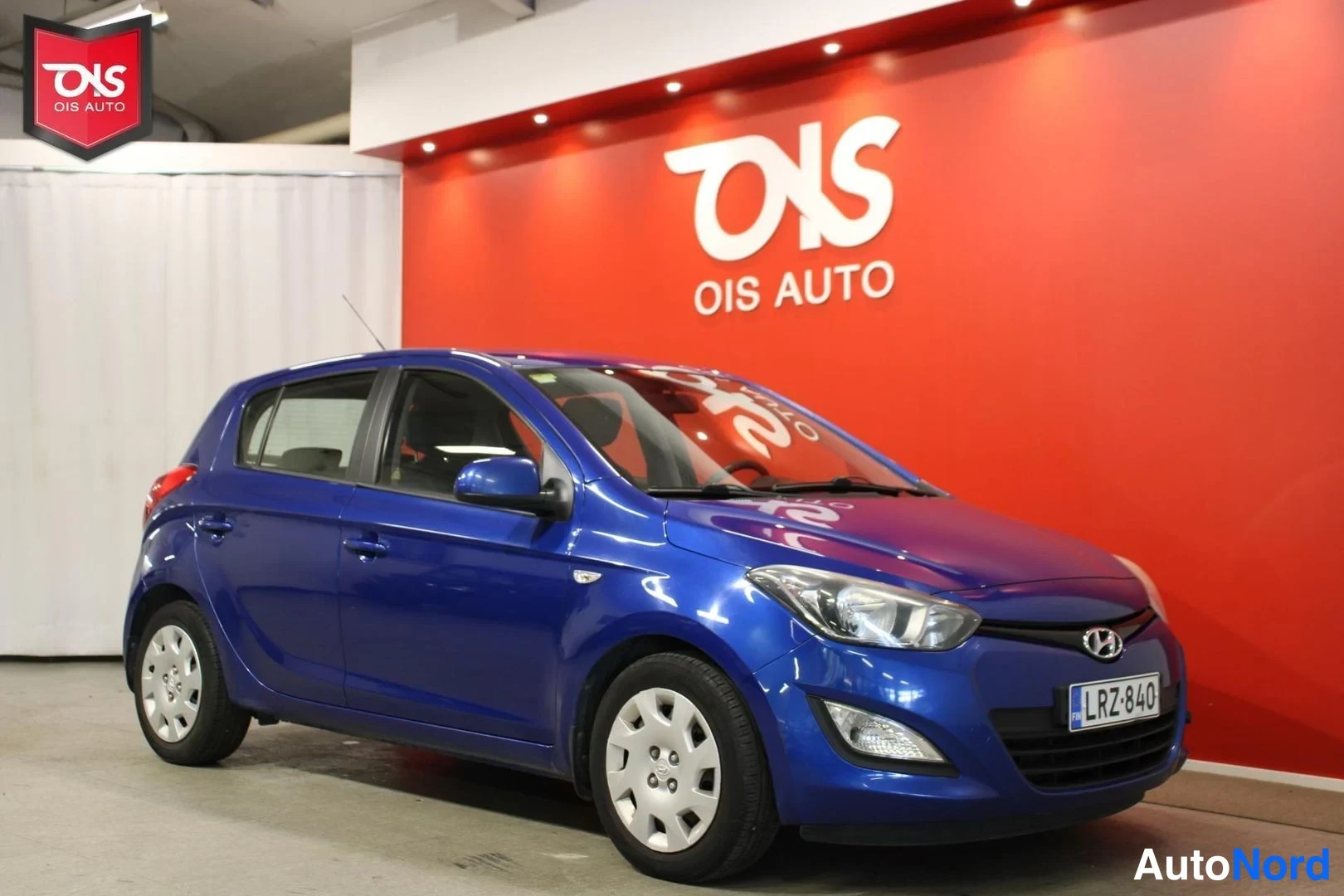 Sininen Hyundai i20 2013, etuviisto, keula oikealle, kuva 4