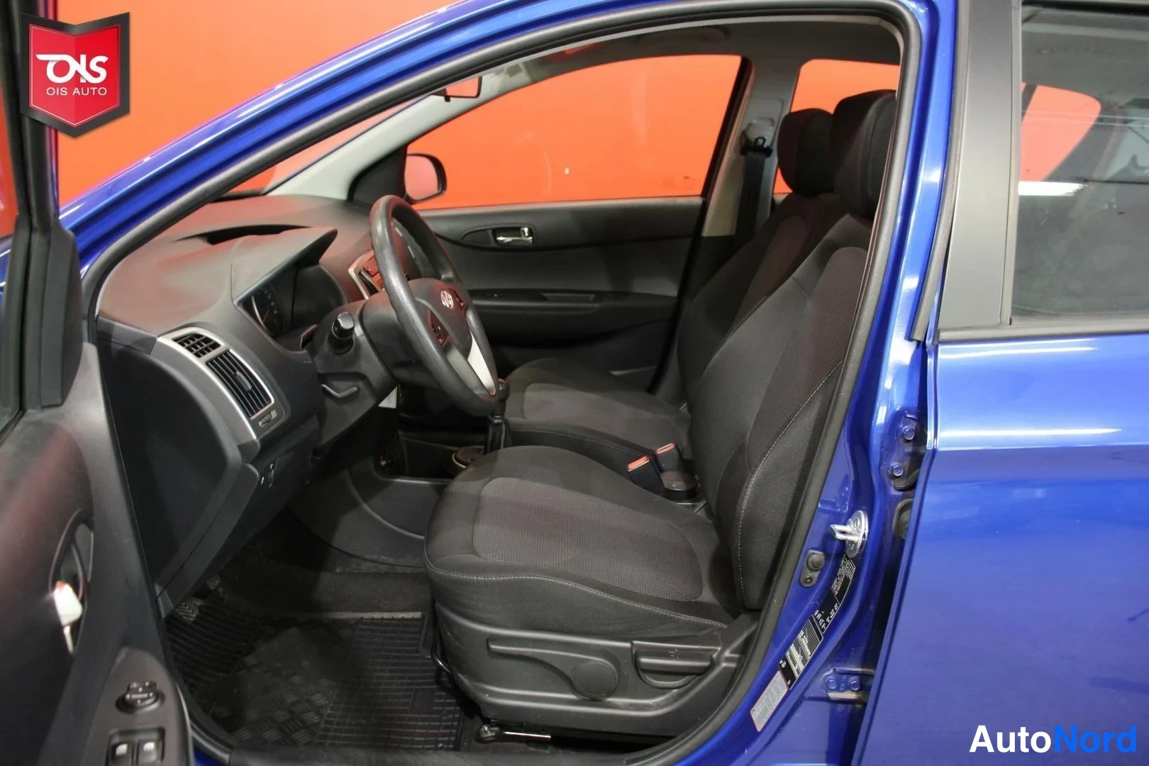 Sininen Hyundai i20 2013, ohjaamo, kuva 9