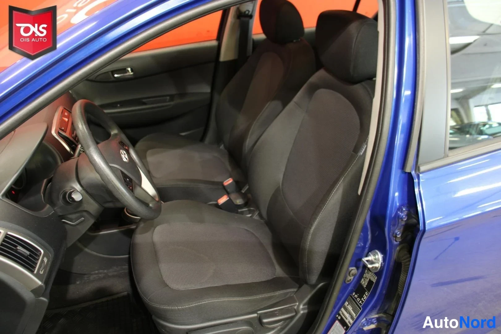 Sininen Hyundai i20 2013, etuistuimet, kuva 12