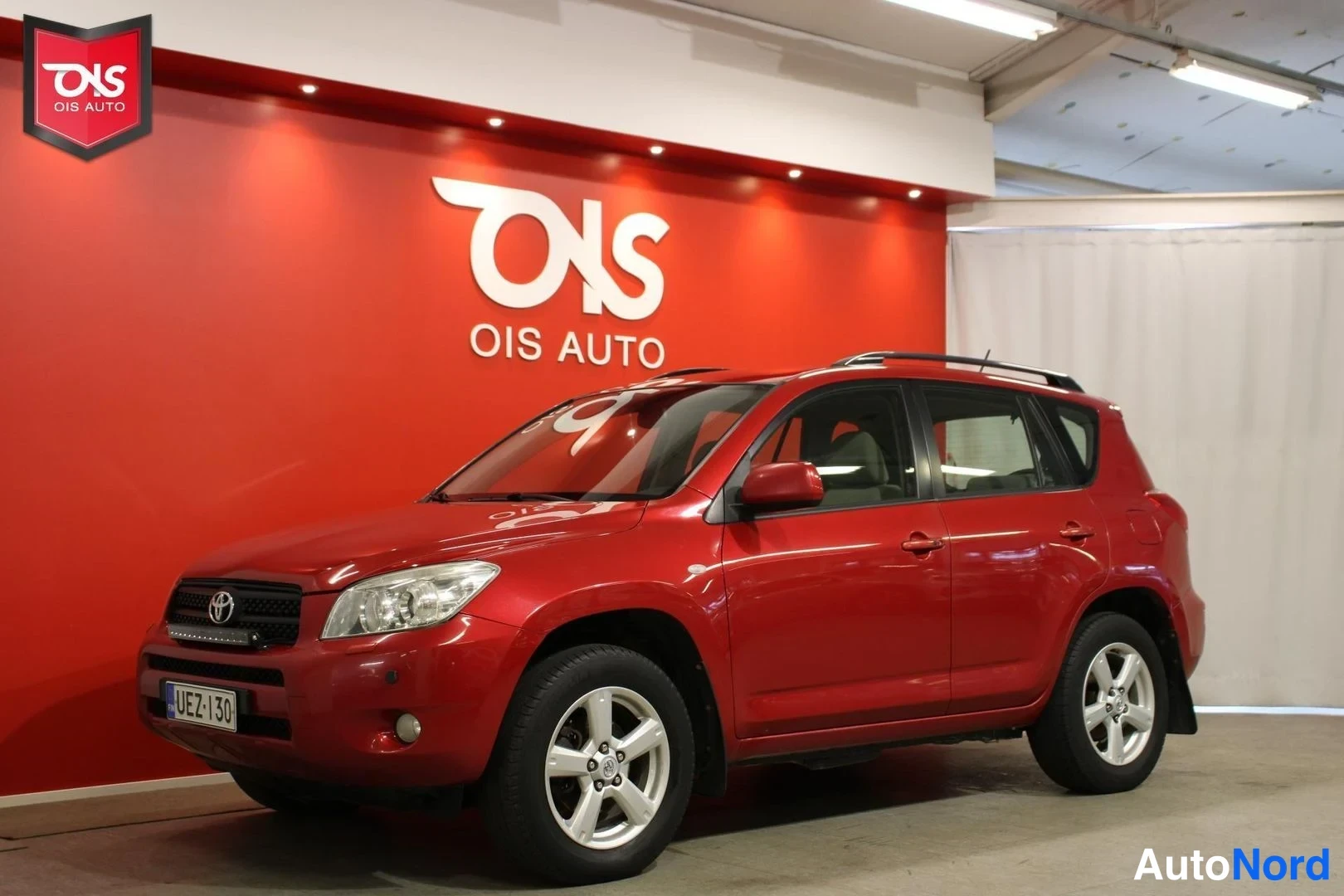Punainen Toyota RAV4 2007, etuviisto, keula vasemmalle, kuva 2