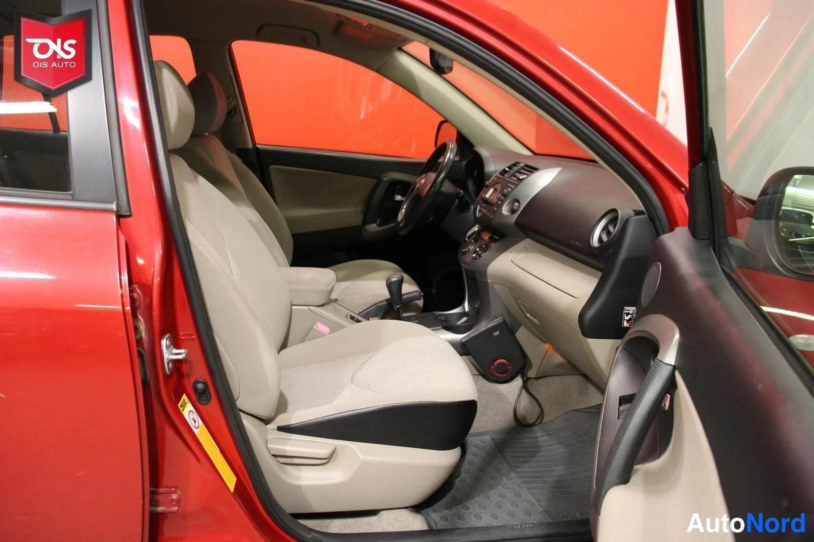 Punainen Toyota RAV4 2007, ohjaamo, kuva 10