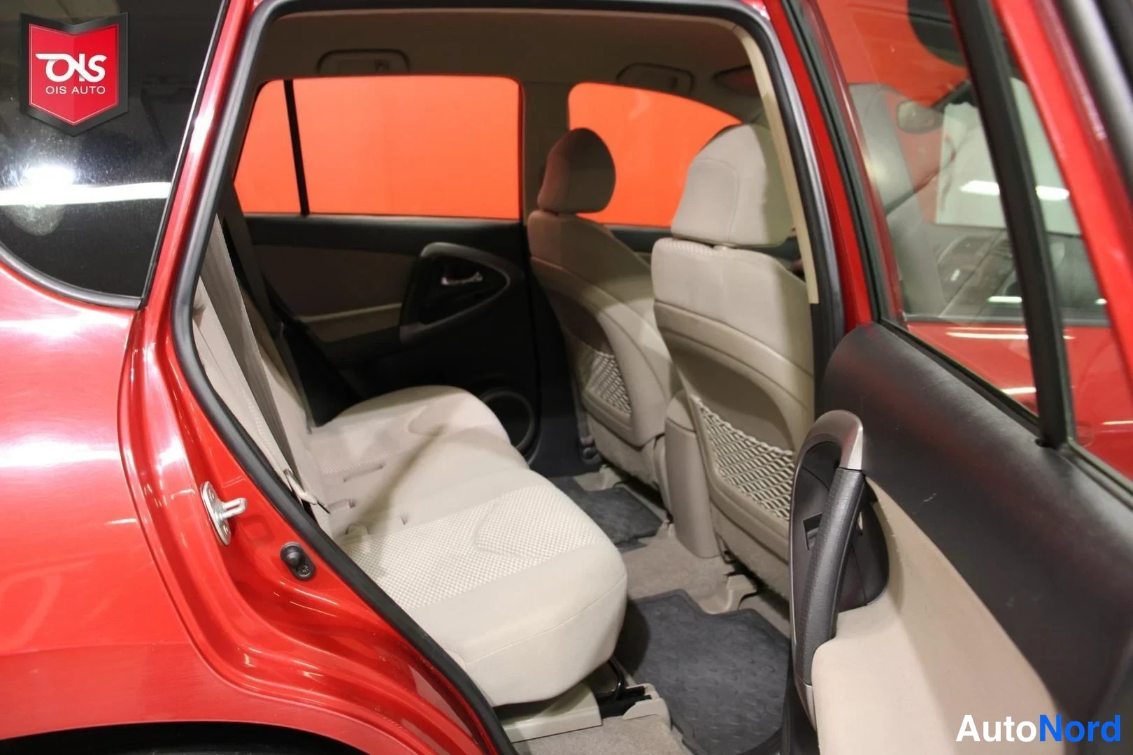 Punainen Toyota RAV4 2007, takaistuimet, kuva 16