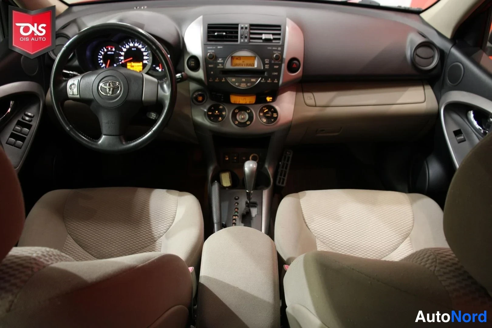 Punainen Toyota RAV4 2007, ohjaamo, kuva 11