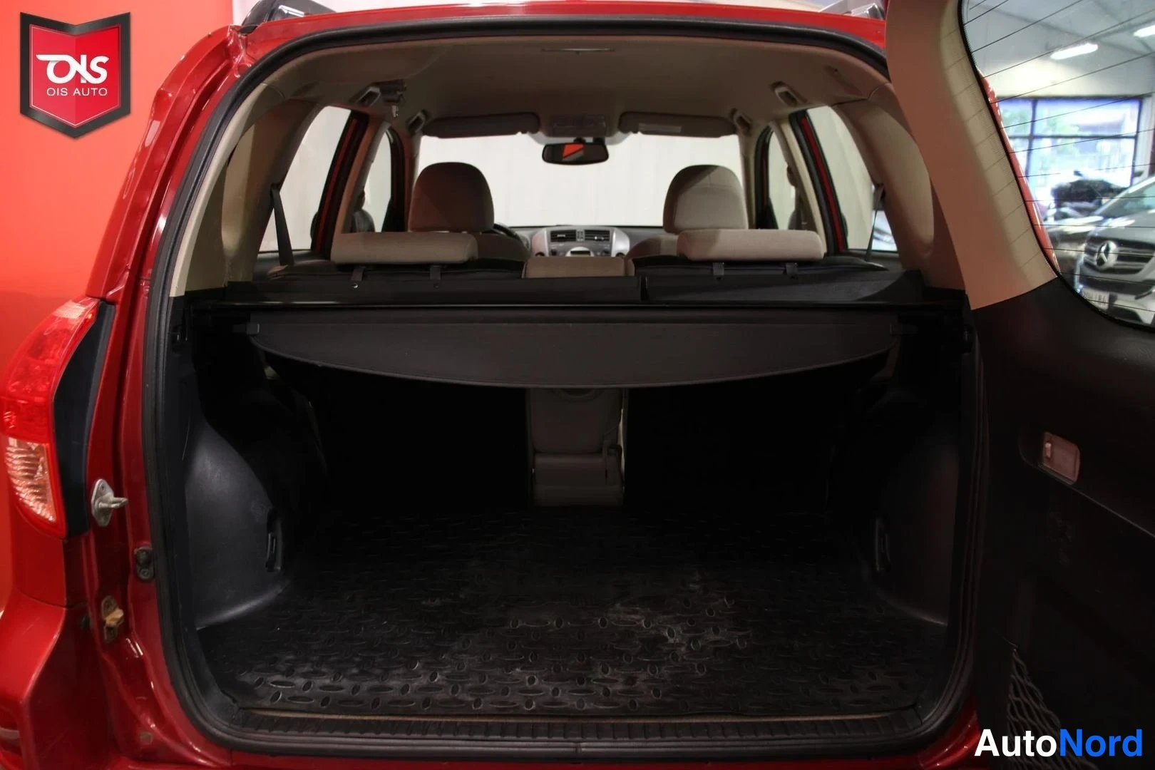 Punainen Toyota RAV4 2007, tavaratila, kuva 17
