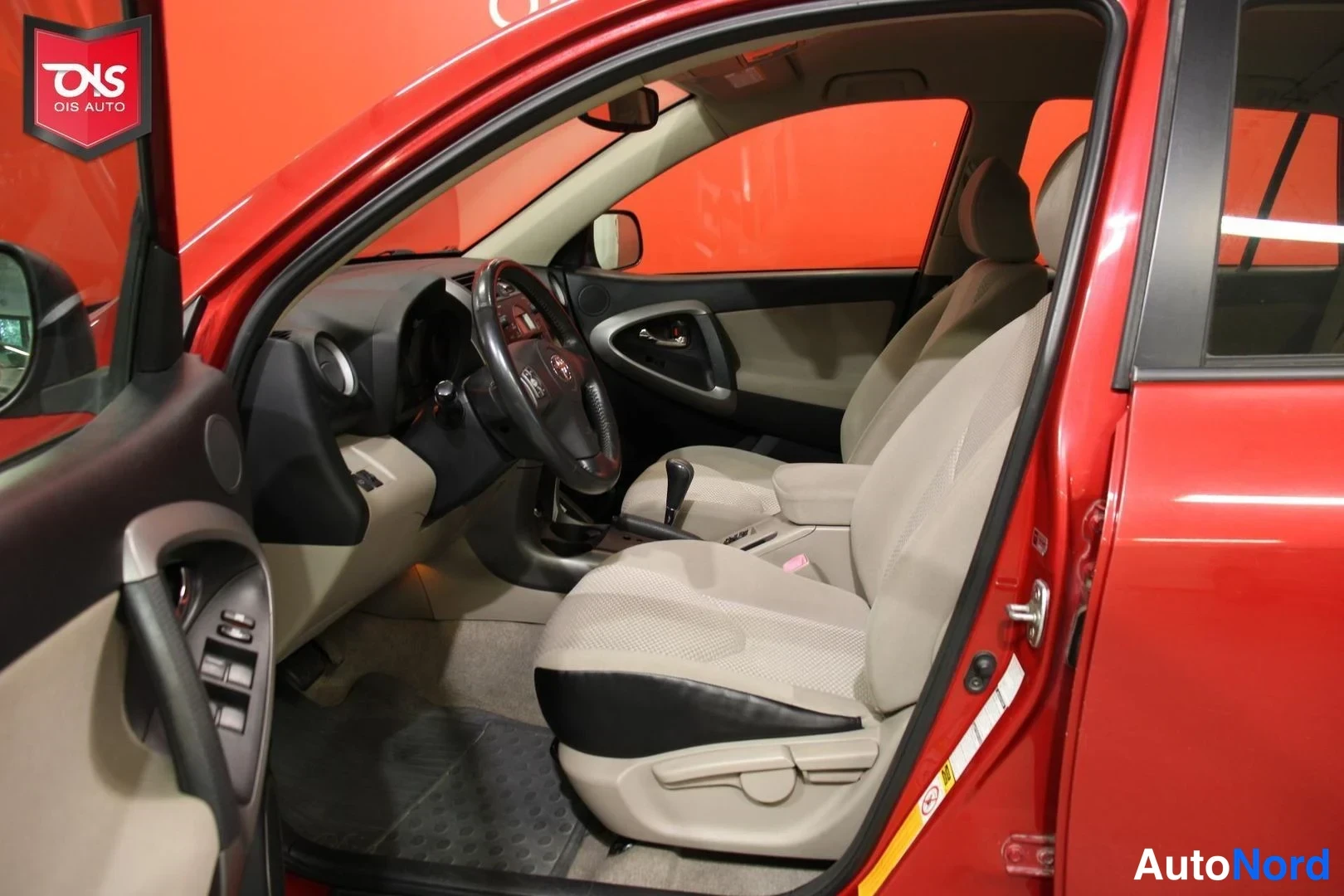 Punainen Toyota RAV4 2007, ohjaamo, kuva 9