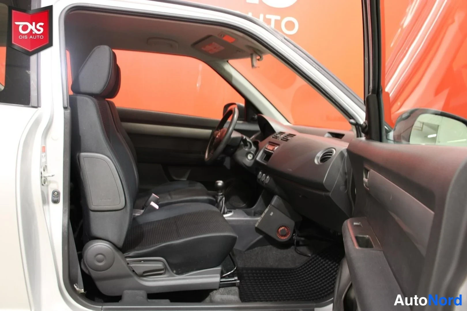 Hopea Suzuki Swift 2005, ohjaamo, kuva 10