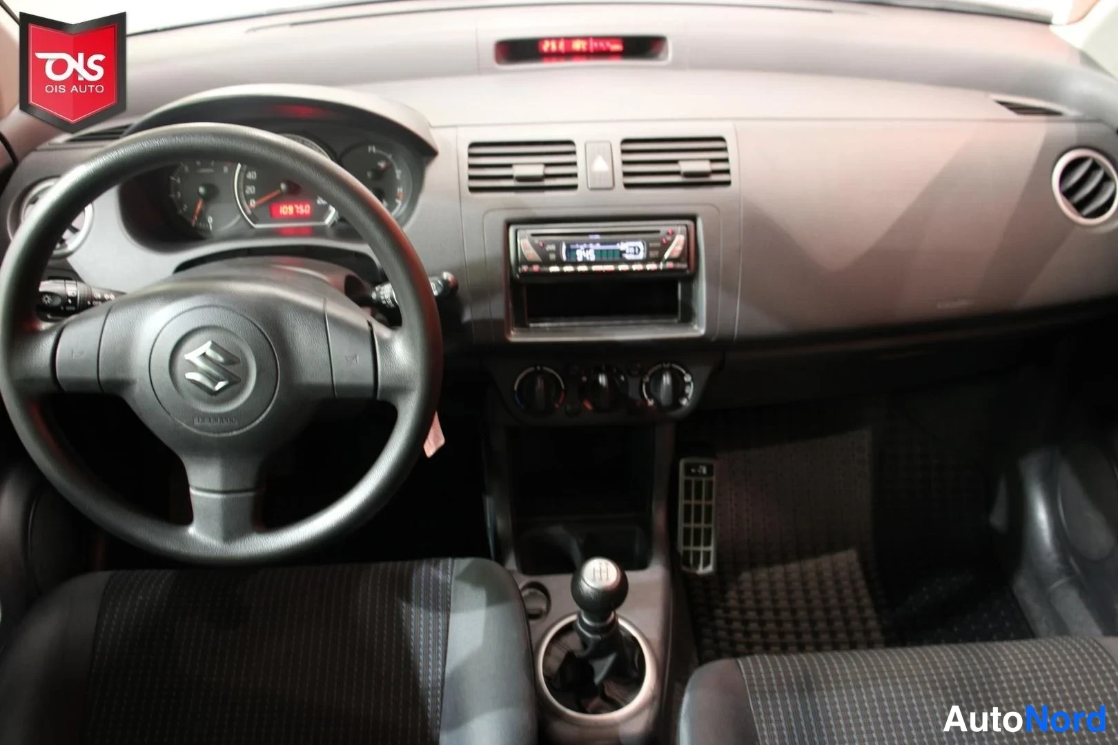 Hopea Suzuki Swift 2005, ohjaamo, kuva 11