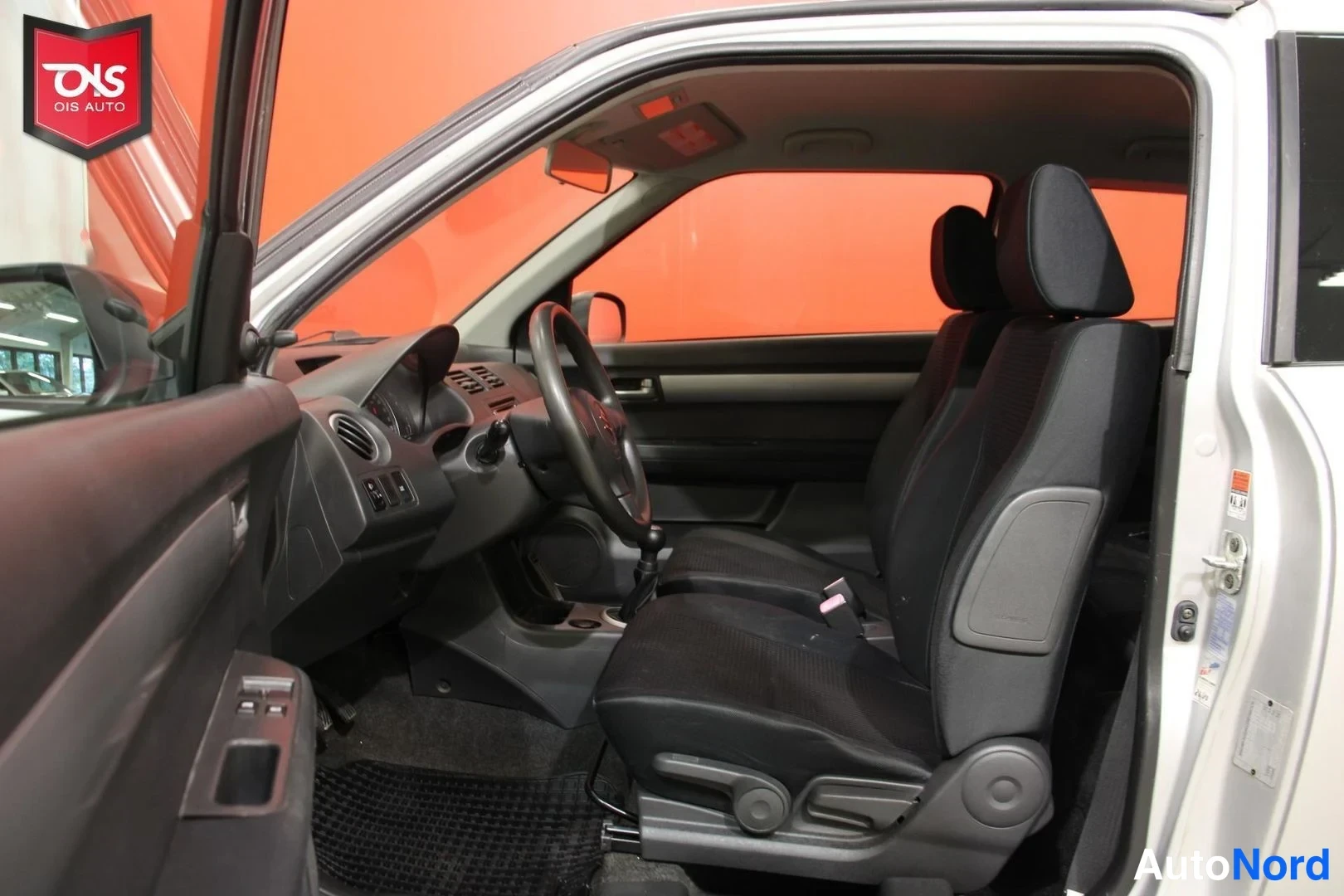 Hopea Suzuki Swift 2005, ohjaamo, kuva 9