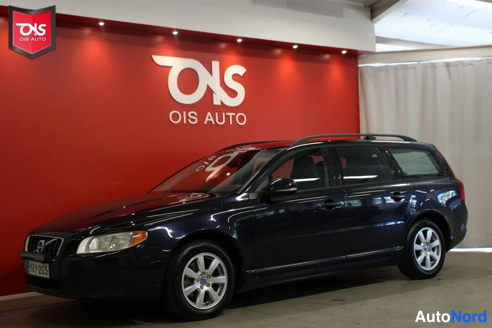 Musta Volvo V70 2011, etuviisto, keula vasemmalle, kuva 2