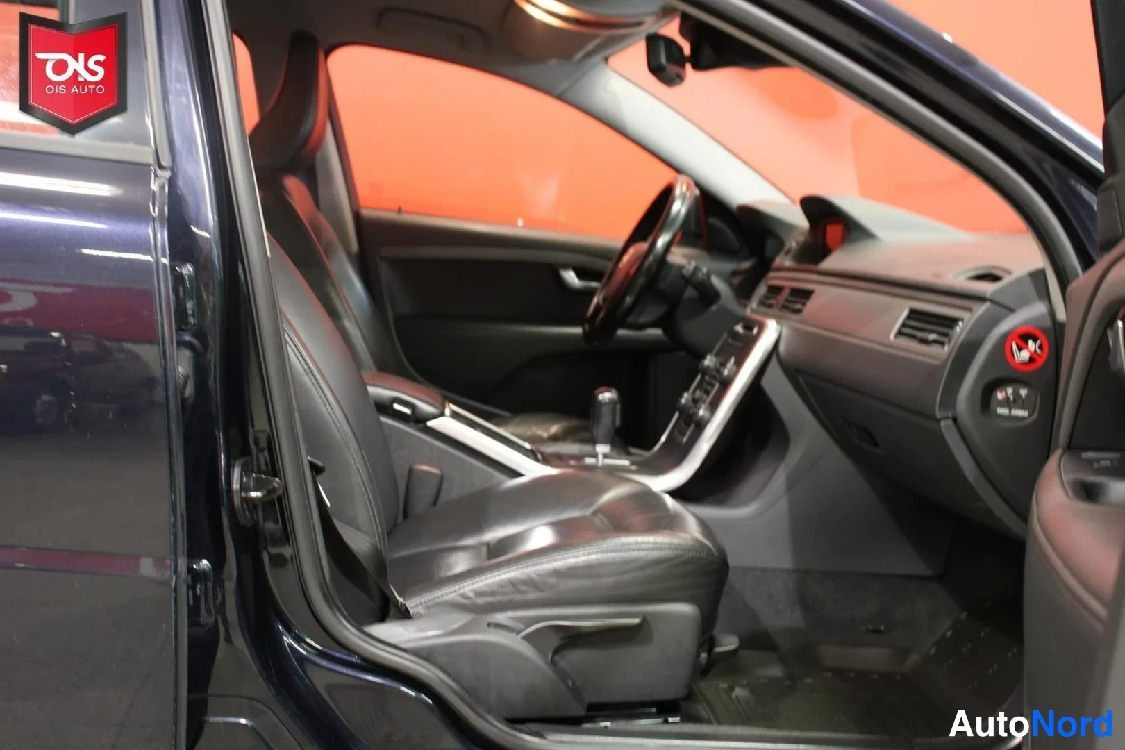 Musta Volvo V70 2011, etuistuimet, kuva 11