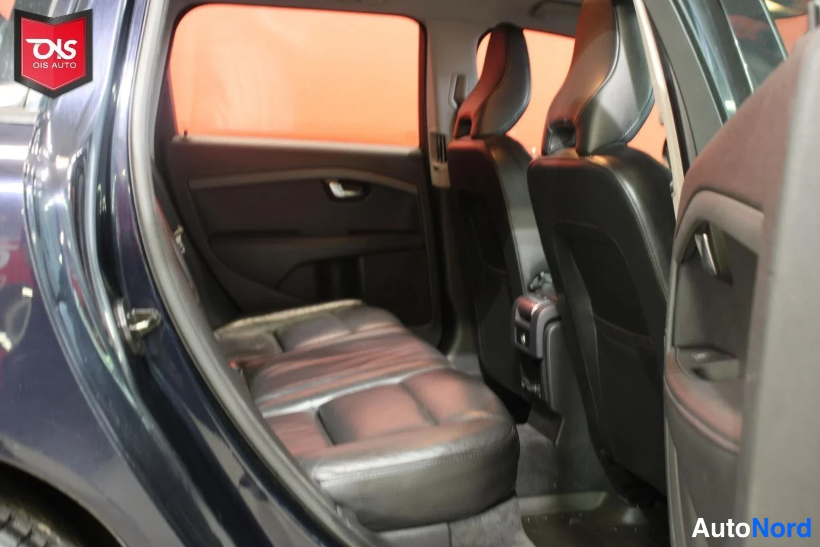 Musta Volvo V70 2011, takaistuimet, kuva 13