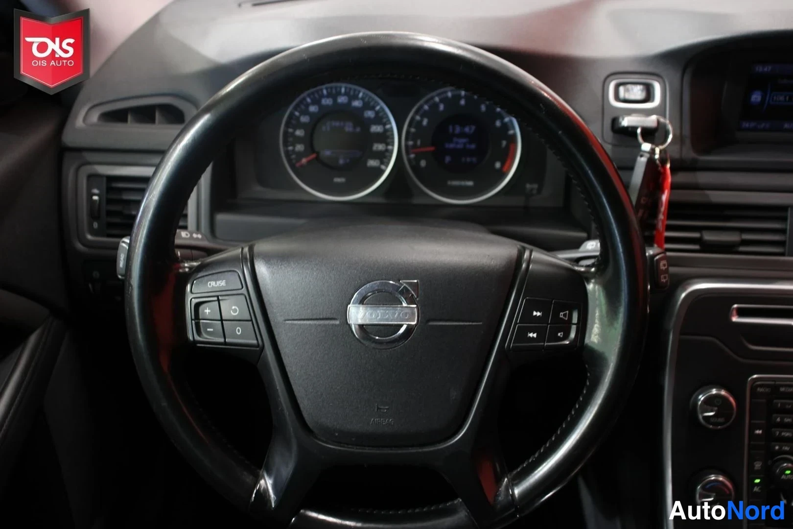 Musta Volvo V70 2011, ohjaamo, kuva 10