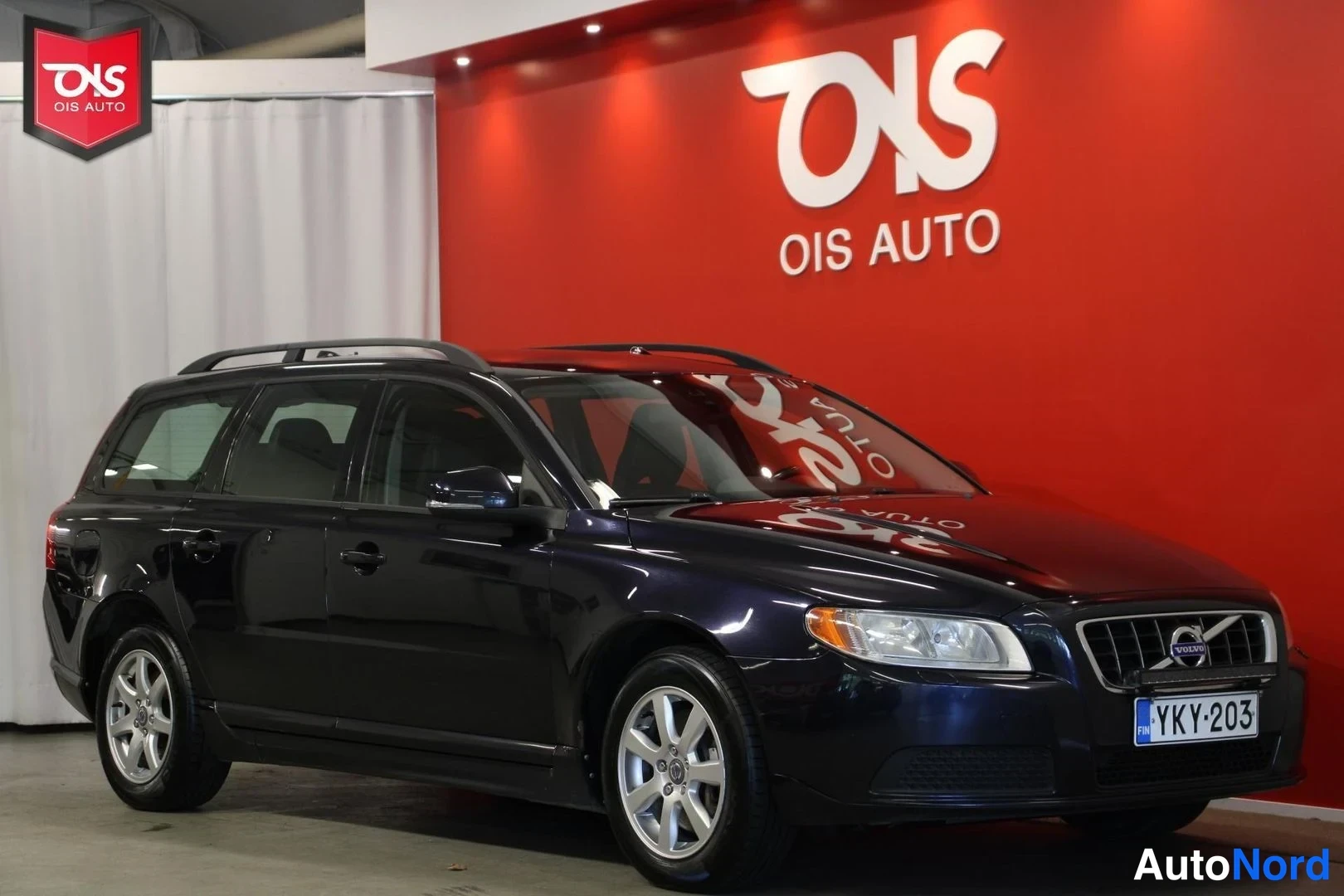 Musta Volvo V70 2011, etuviisto, keula oikealle, kuva 3