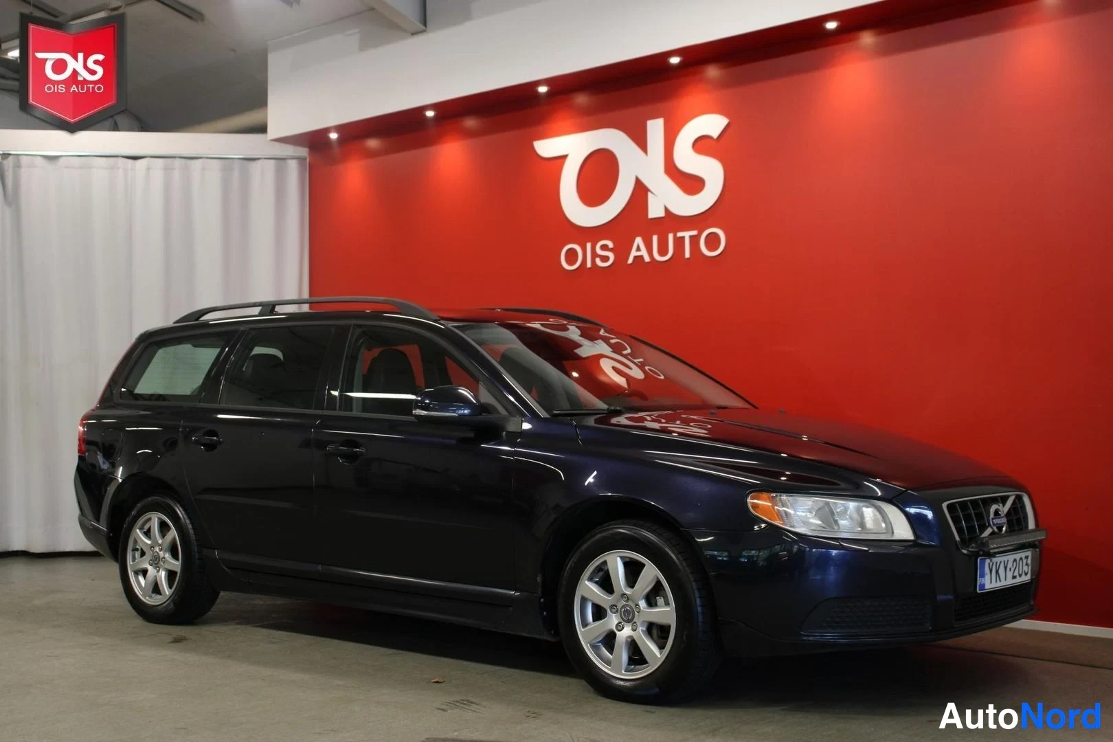 Musta Volvo V70 2011, etuviisto, keula oikealle, kuva 4