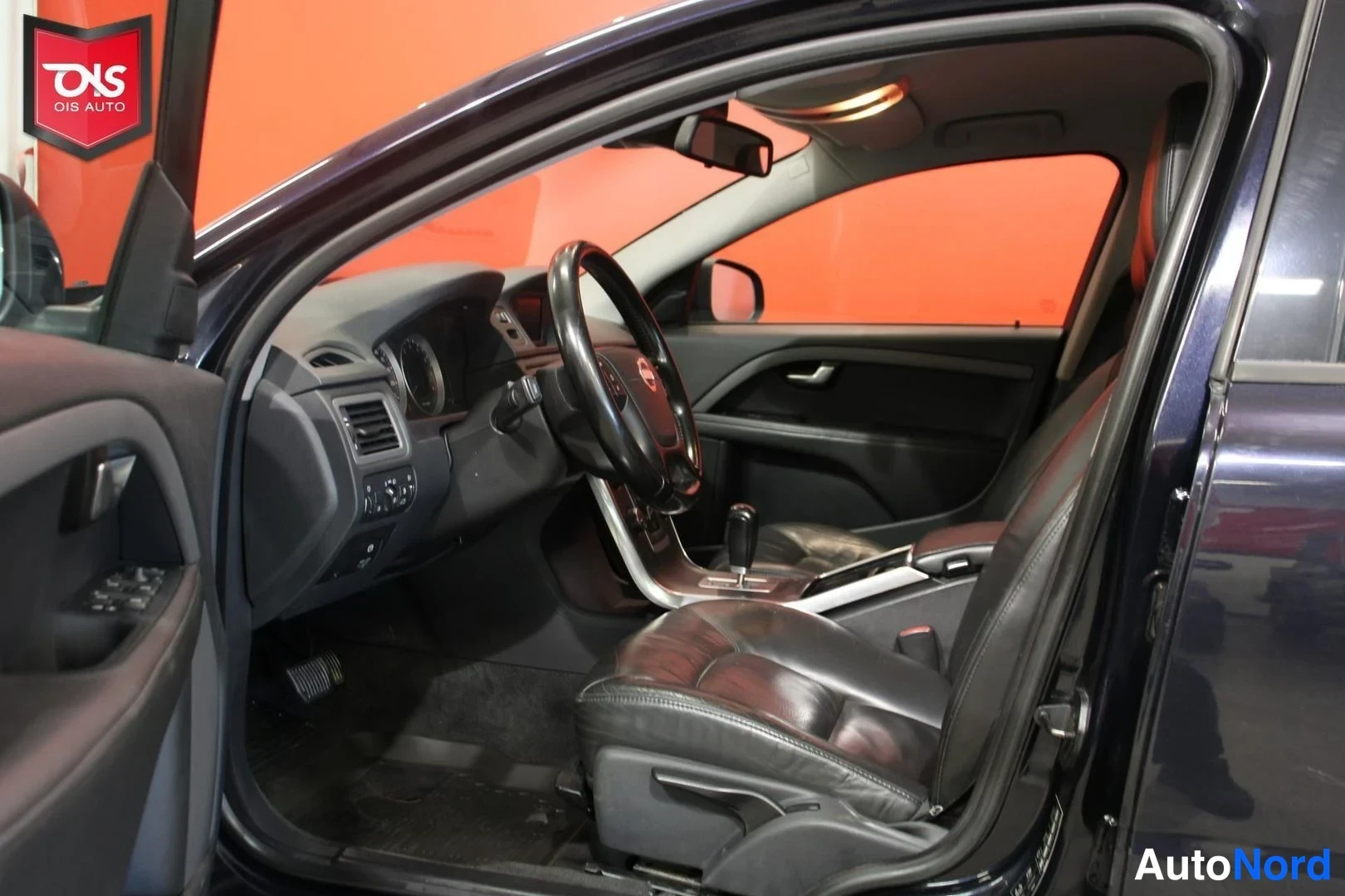 Musta Volvo V70 2011, ohjaamo, kuva 9