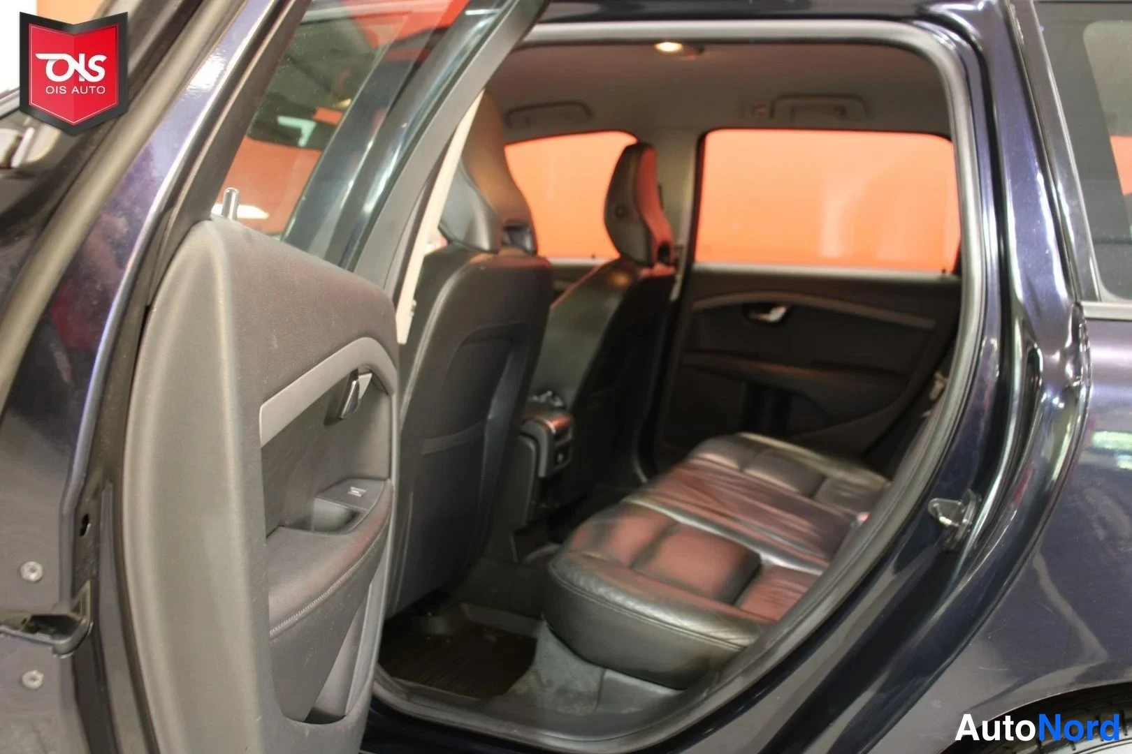 Musta Volvo V70 2011, takaistuimet, kuva 12