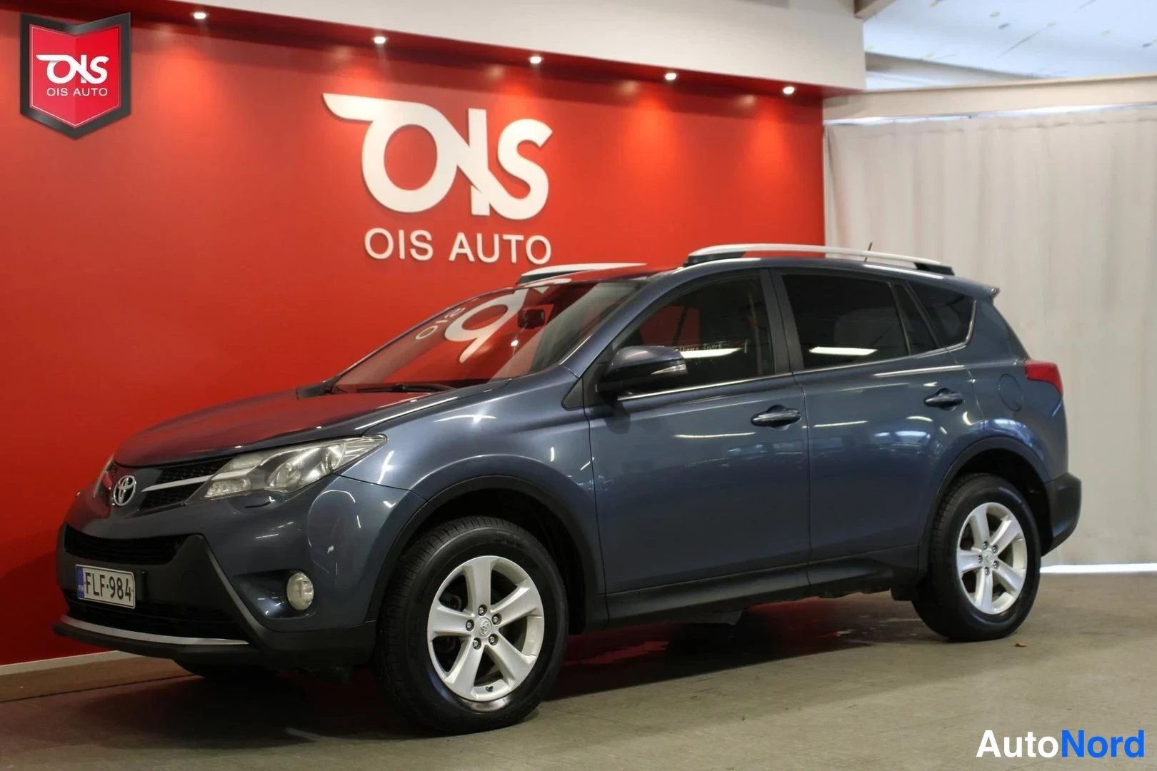 Sininen Toyota RAV4 2013, etuviisto, keula vasemmalle, kuva 2