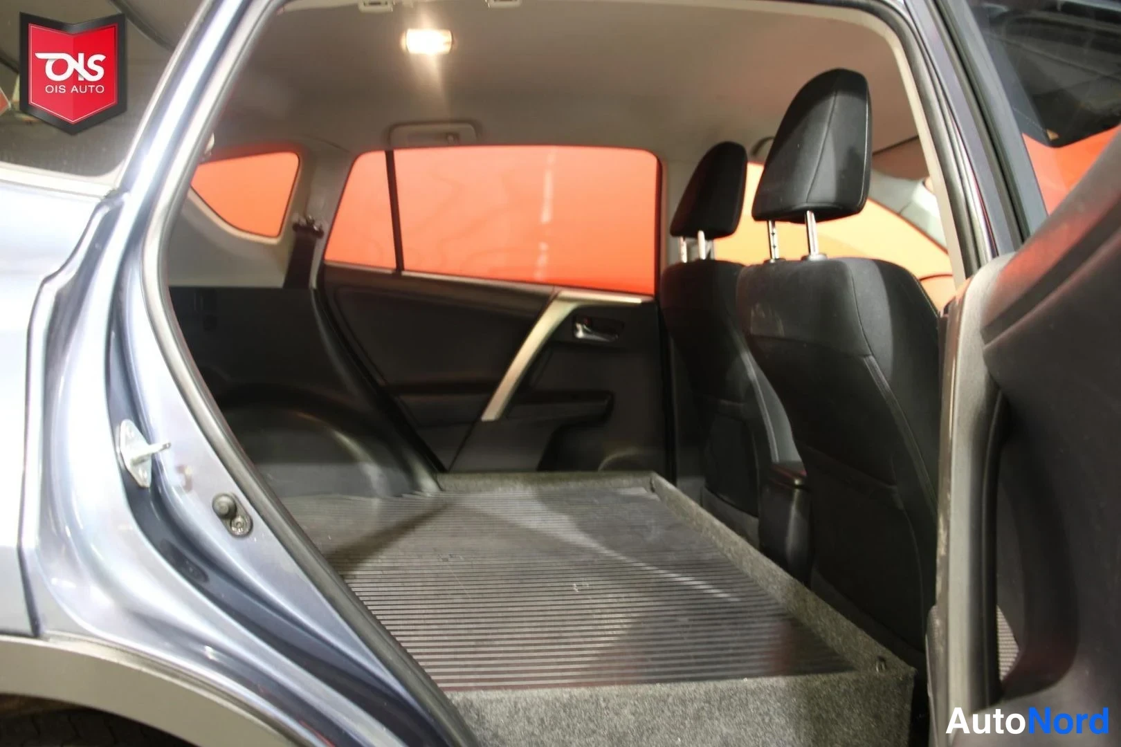 Sininen Toyota RAV4 2013, tavaratila, kuva 14