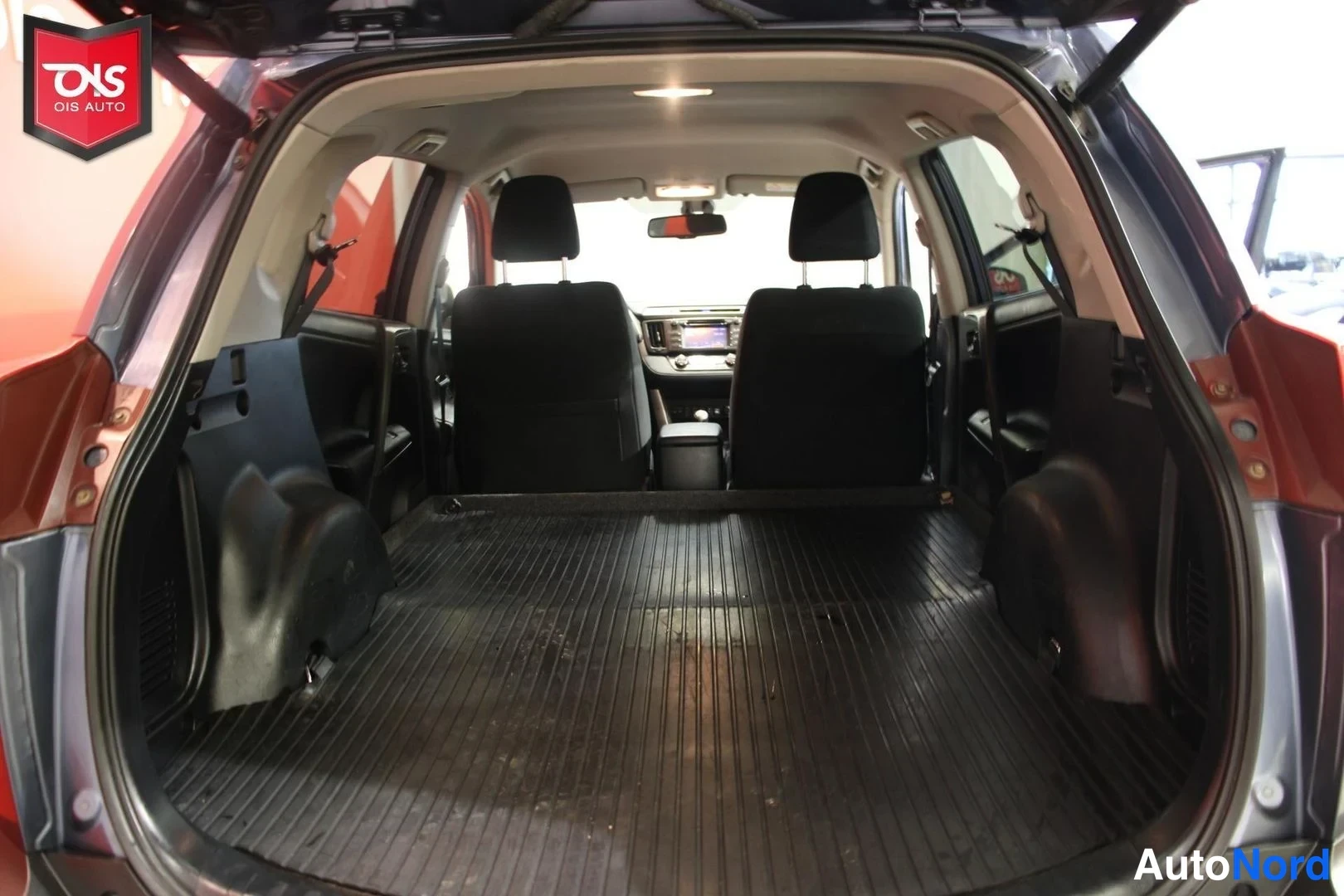 Sininen Toyota RAV4 2013, tavaratila, kuva 15
